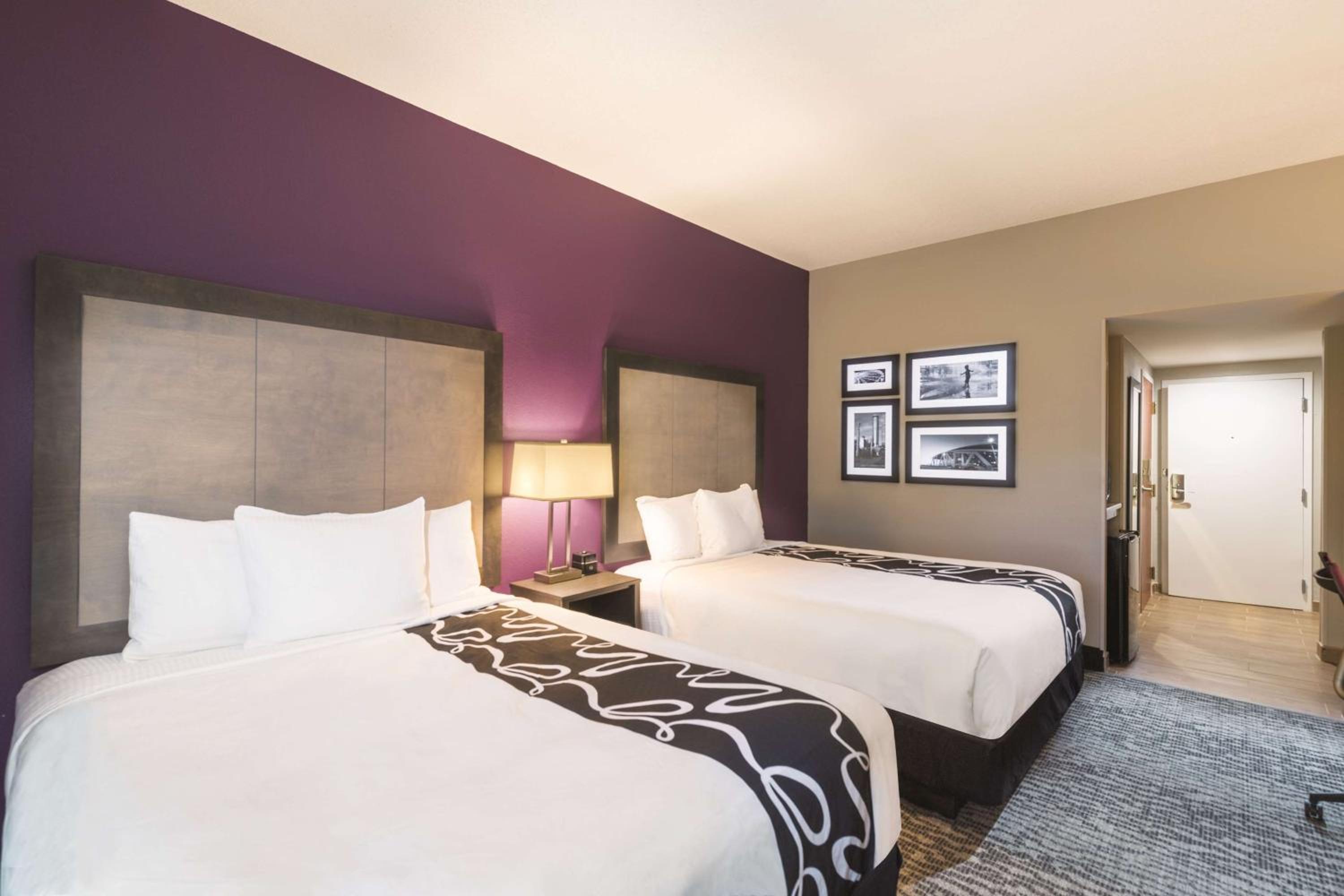Deluxe Queen Room with Two Queen Beds - Non-Smoking - Photo 3