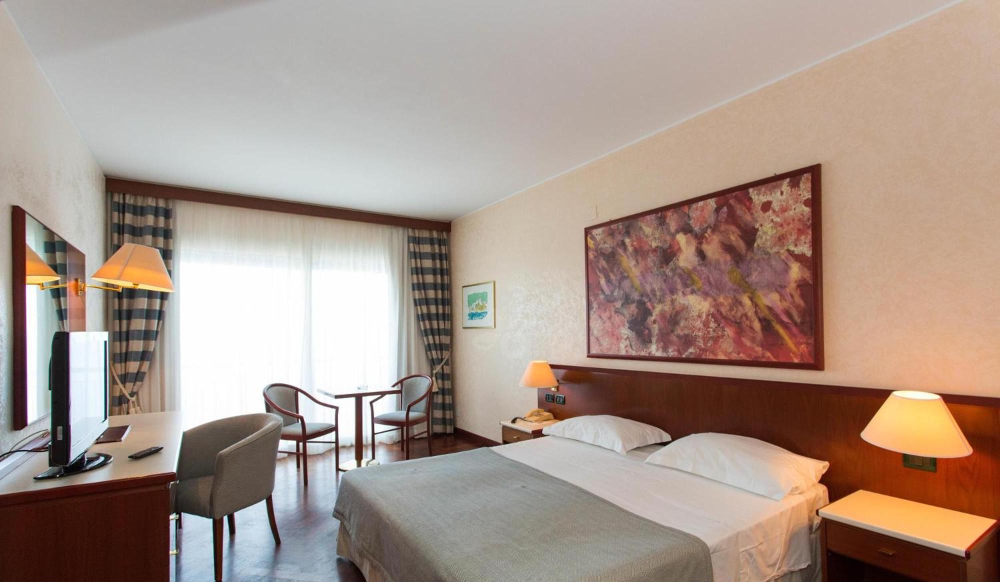 Standard Double or Twin Room - Photo 3