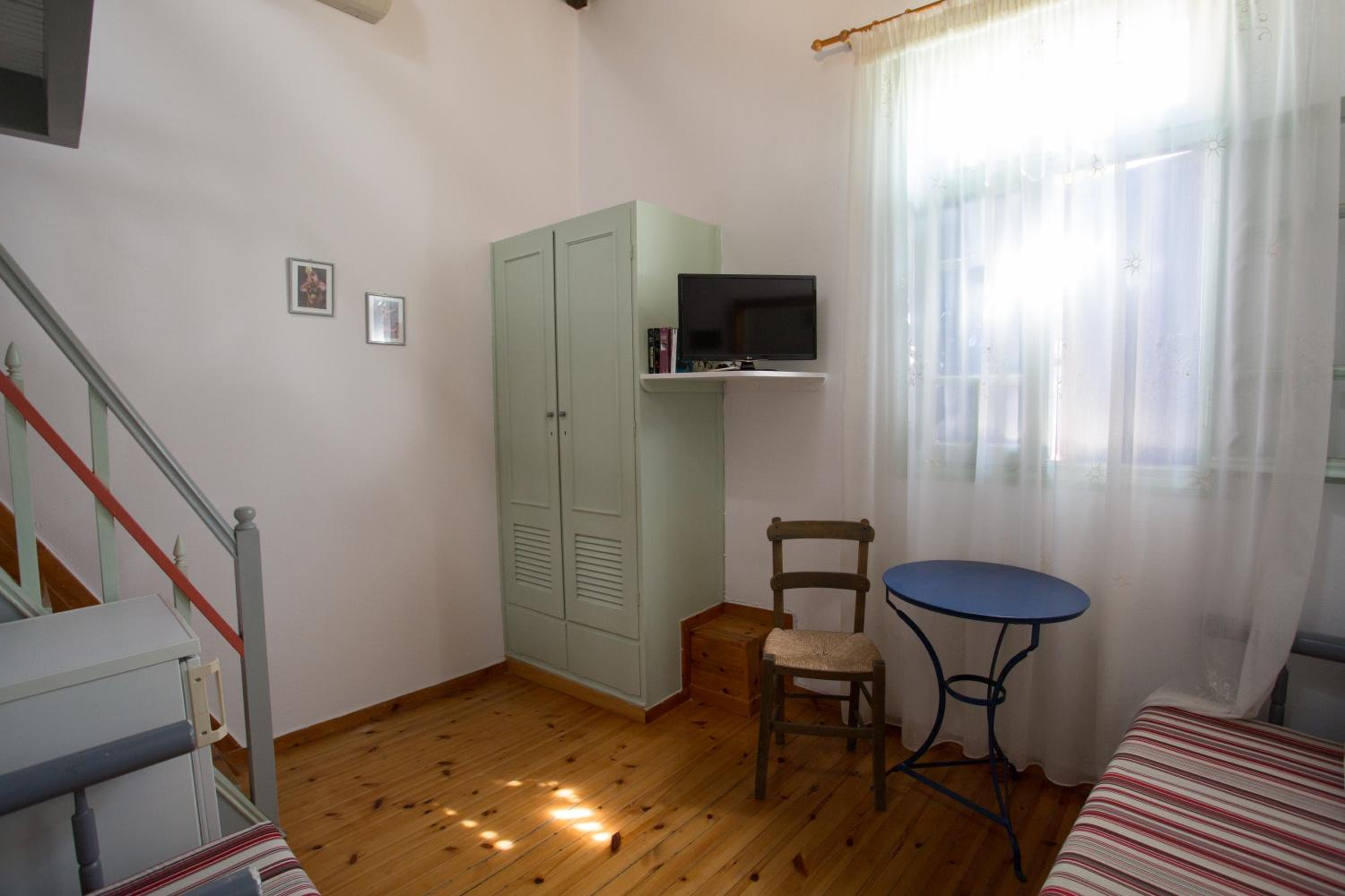 Single Room thumbnail 6