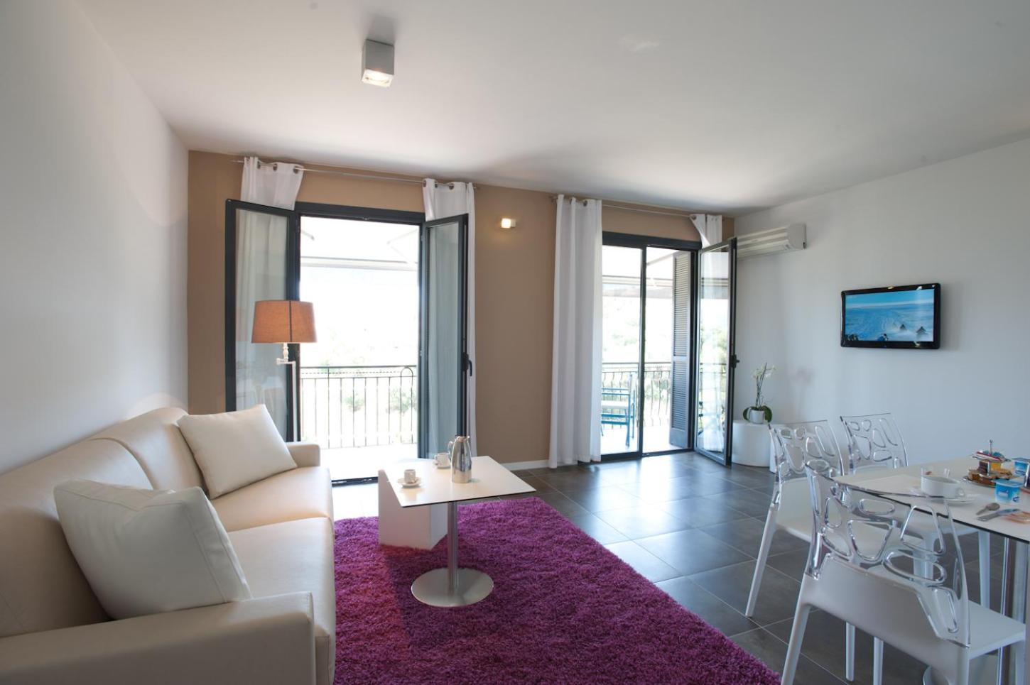 One-Bedroom Apartment with Balcony and Sea View (2 Adults) - Photo 6