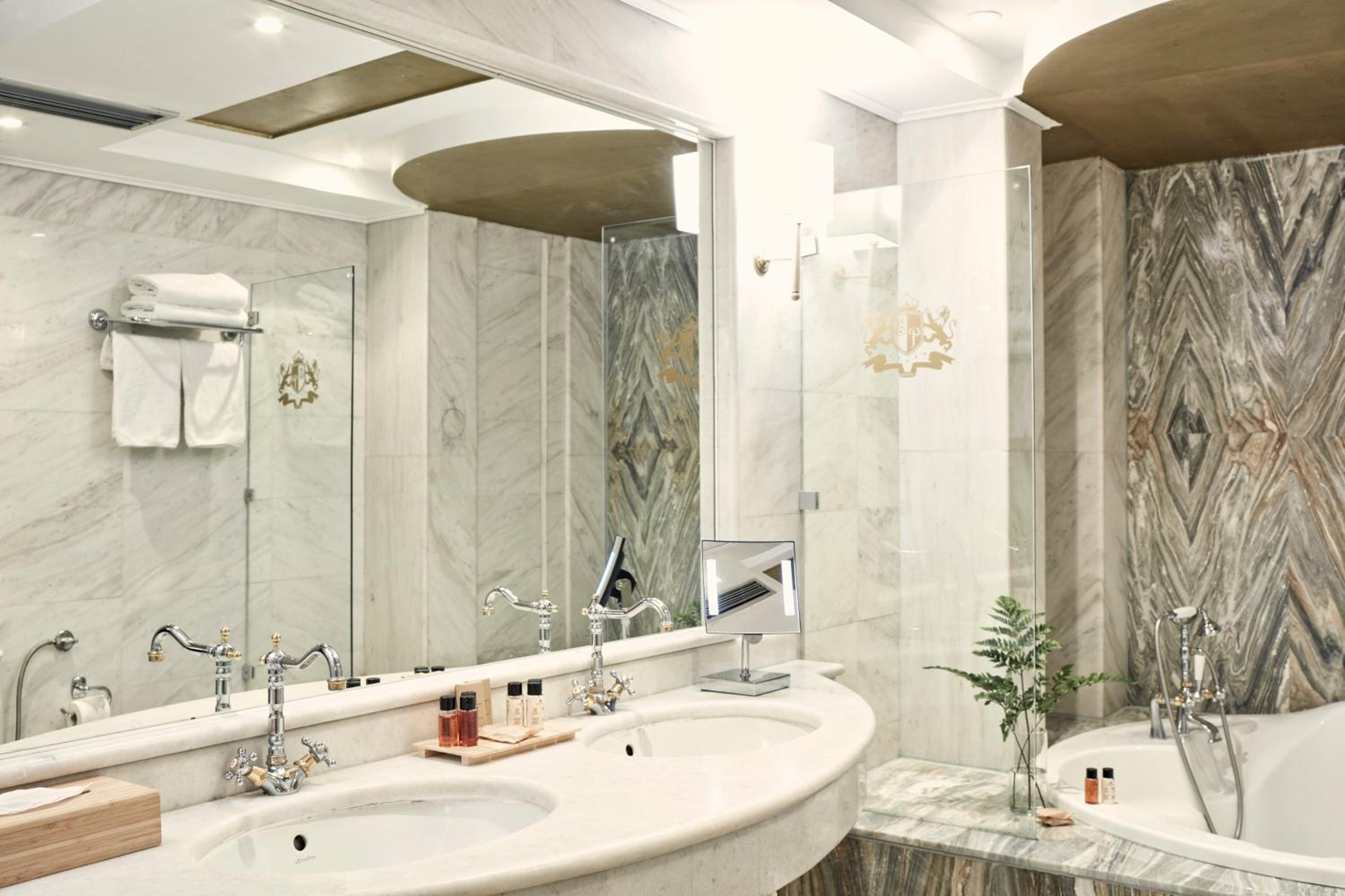 Business Suite with Panoramic Pool View  photo 2