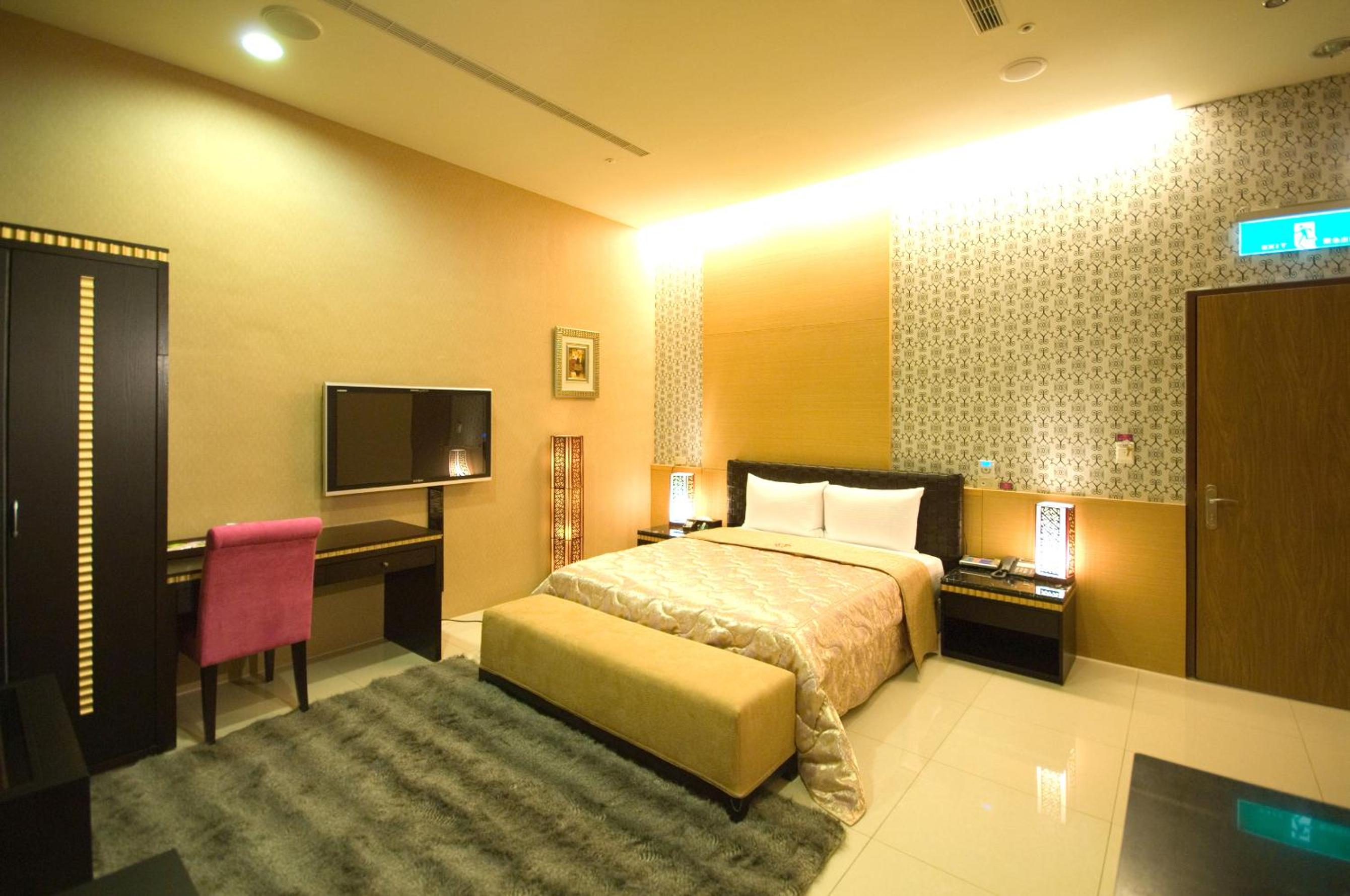 Business Double Room - with Pubic Parking photo 2