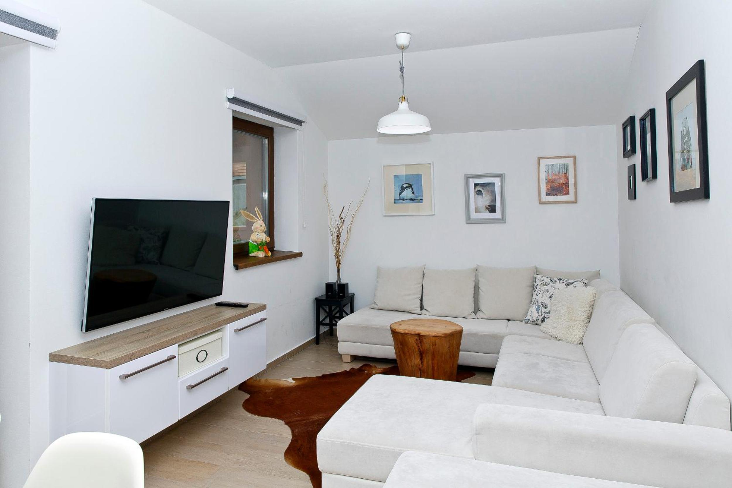 Apartment with Balcony - Photo 3