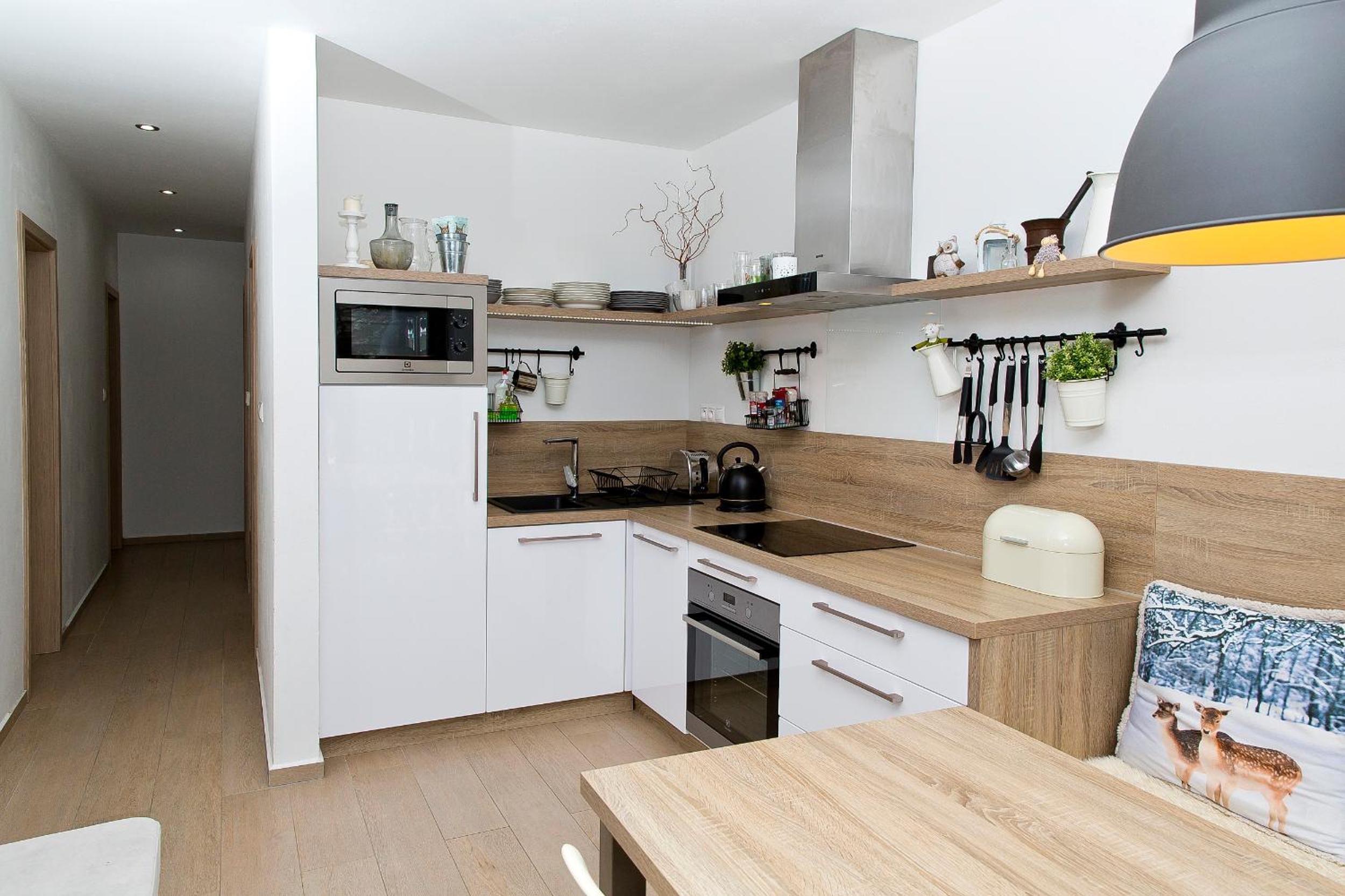 Apartment with Balcony - Photo 4