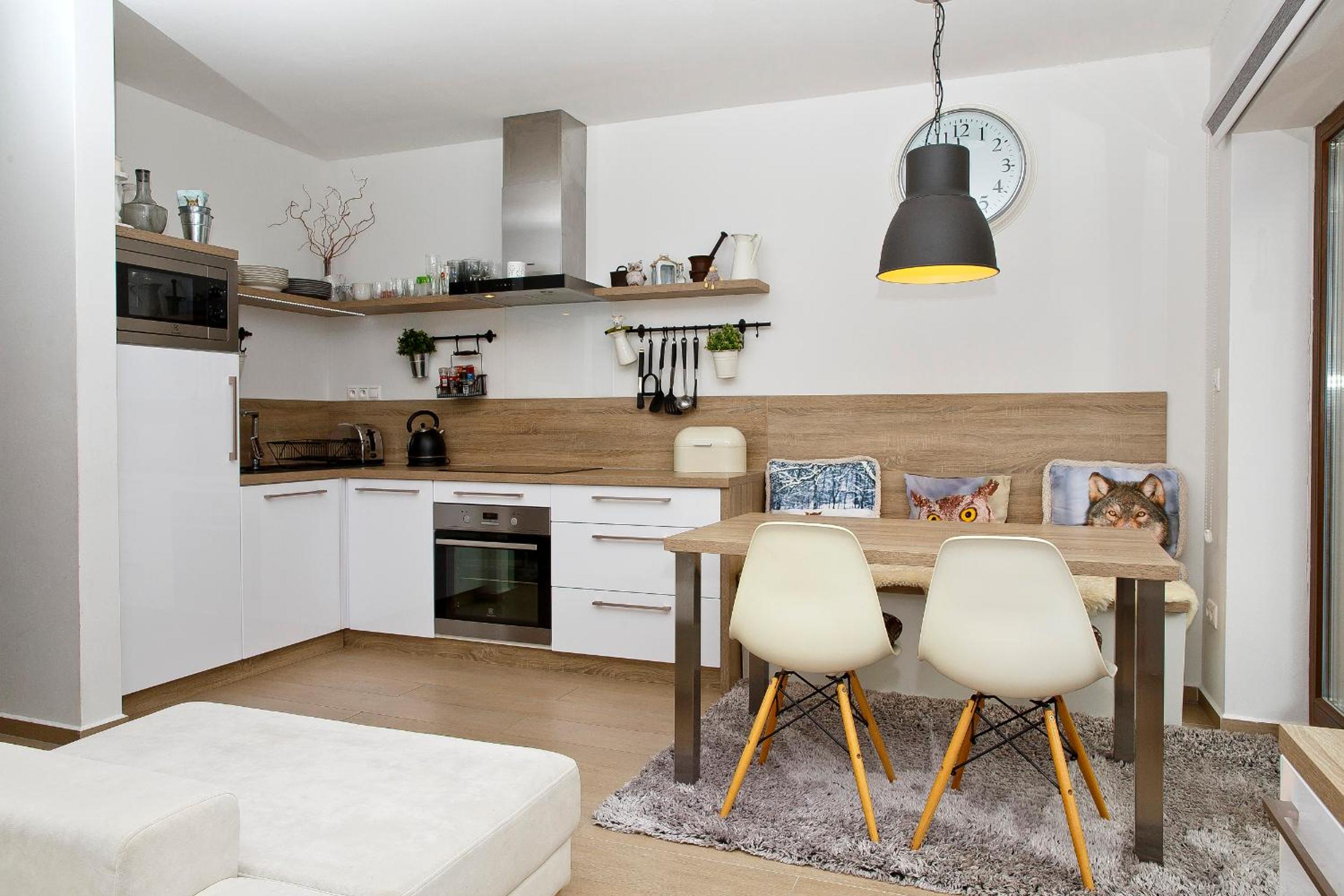 Apartment with Balcony - Photo 5