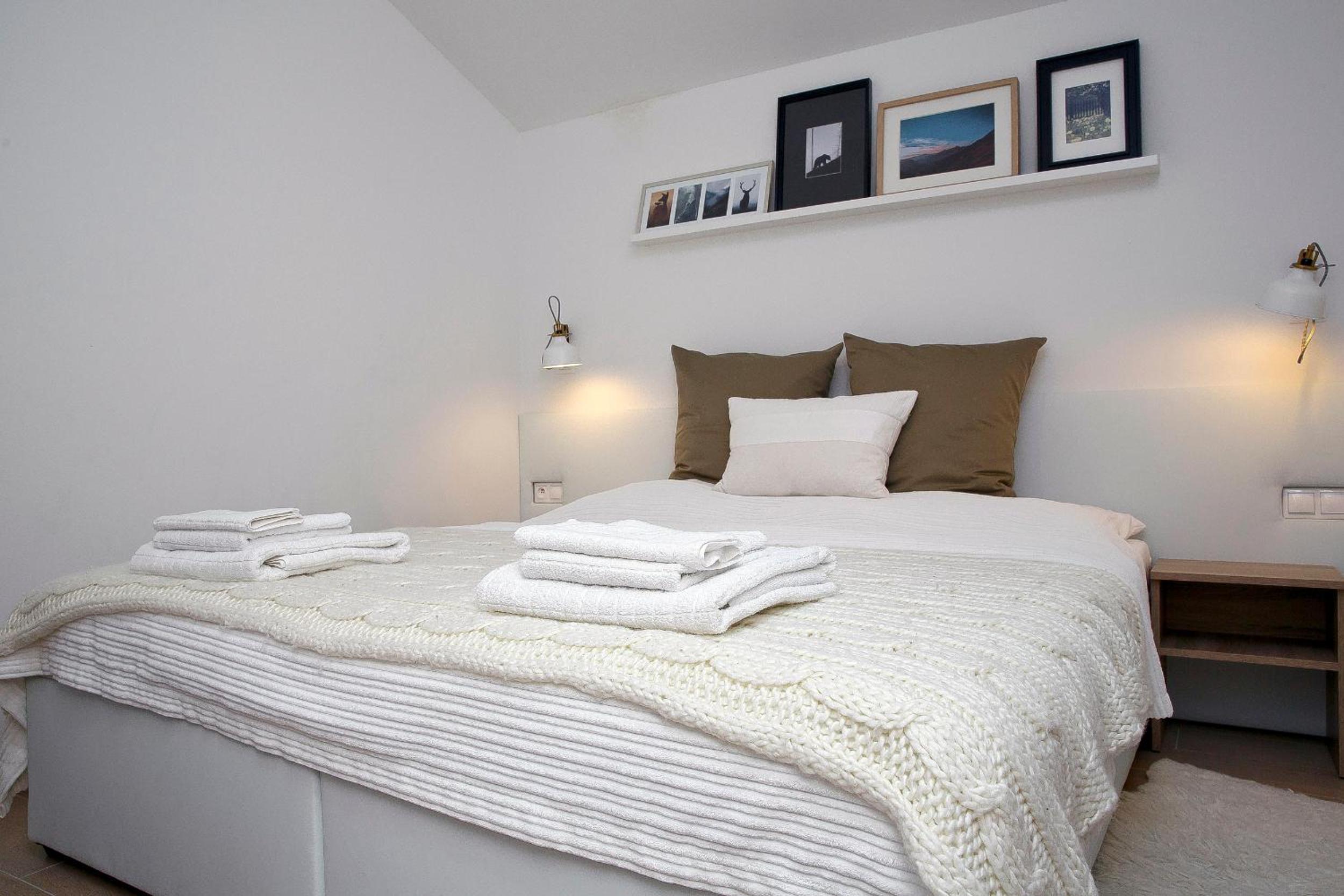 Apartment with Balcony - Photo 8