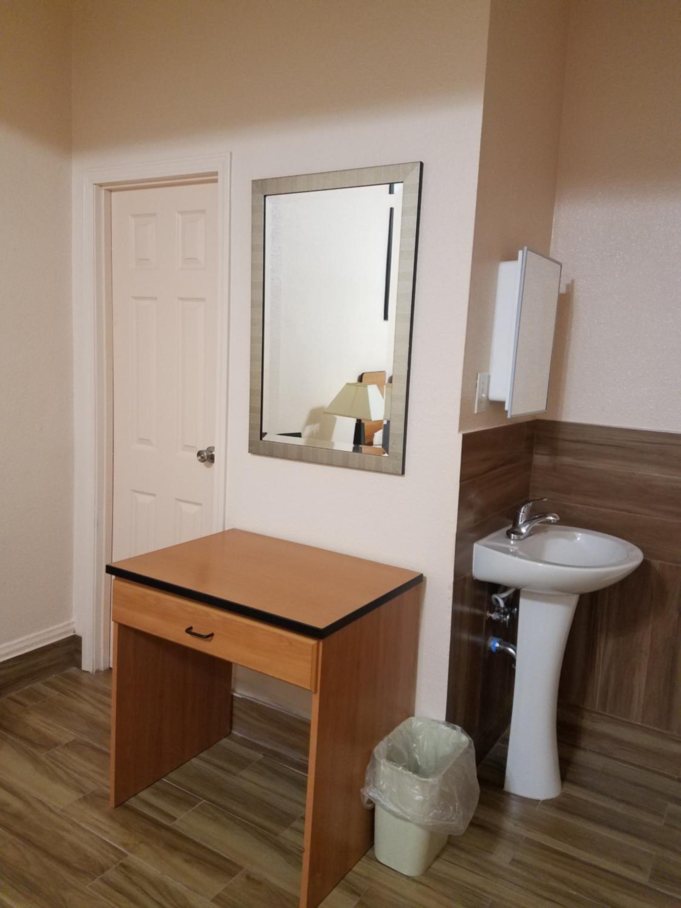 Deluxe Queen Room - Photo 2