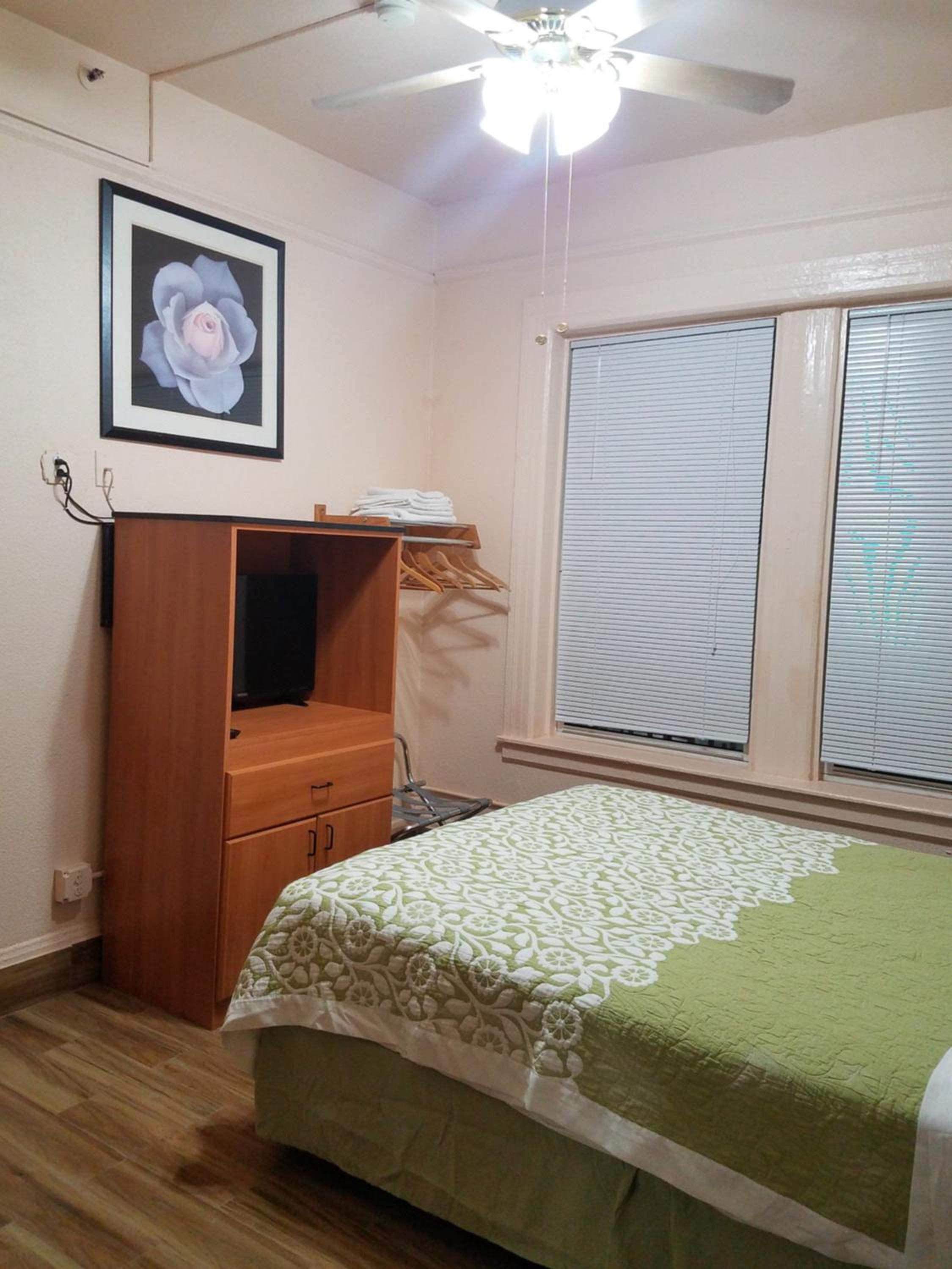 Deluxe Queen Room - Photo 1