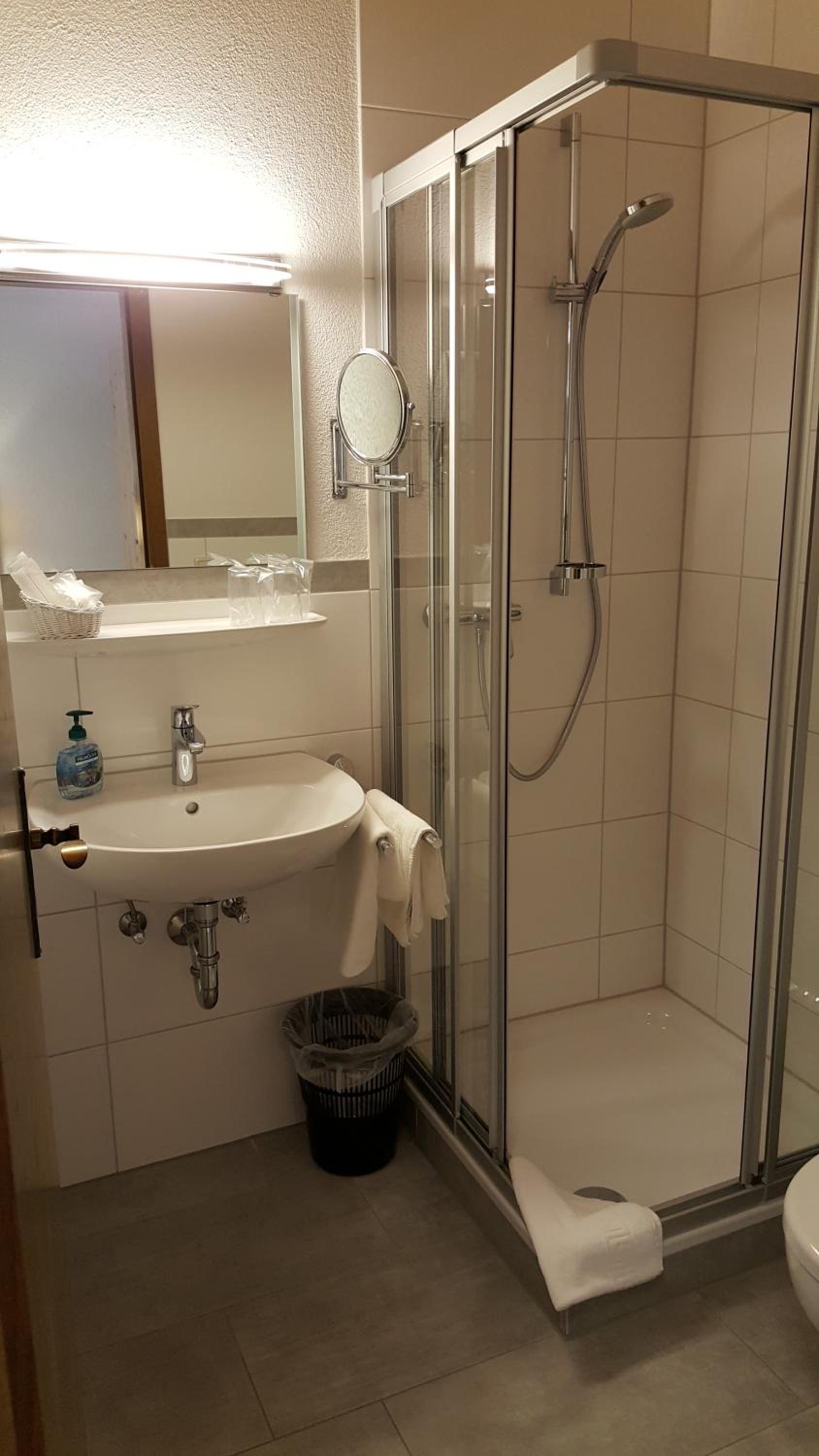 Double Room with Private Bathroom - Photo 18
