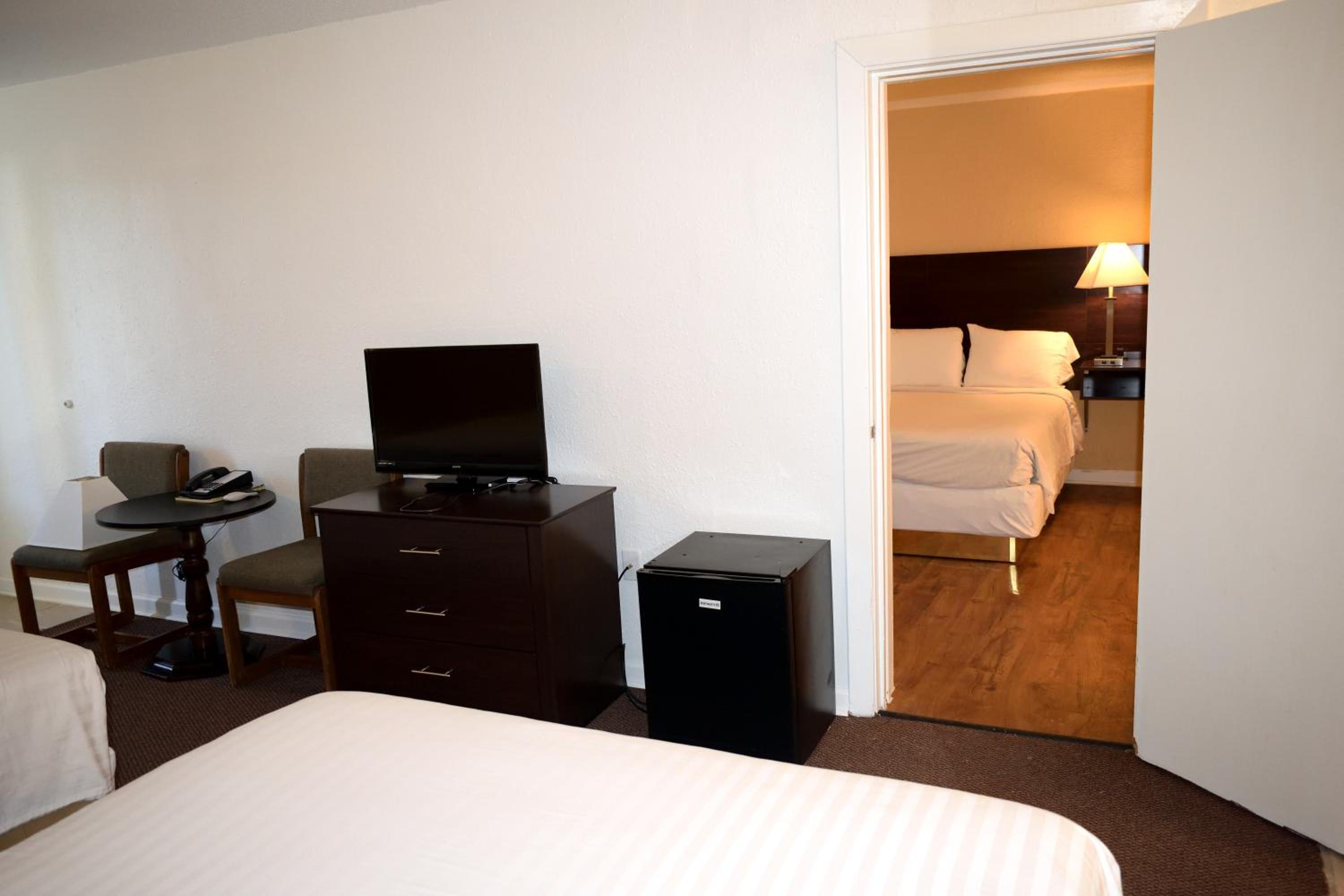 Deluxe King Suite photo 3