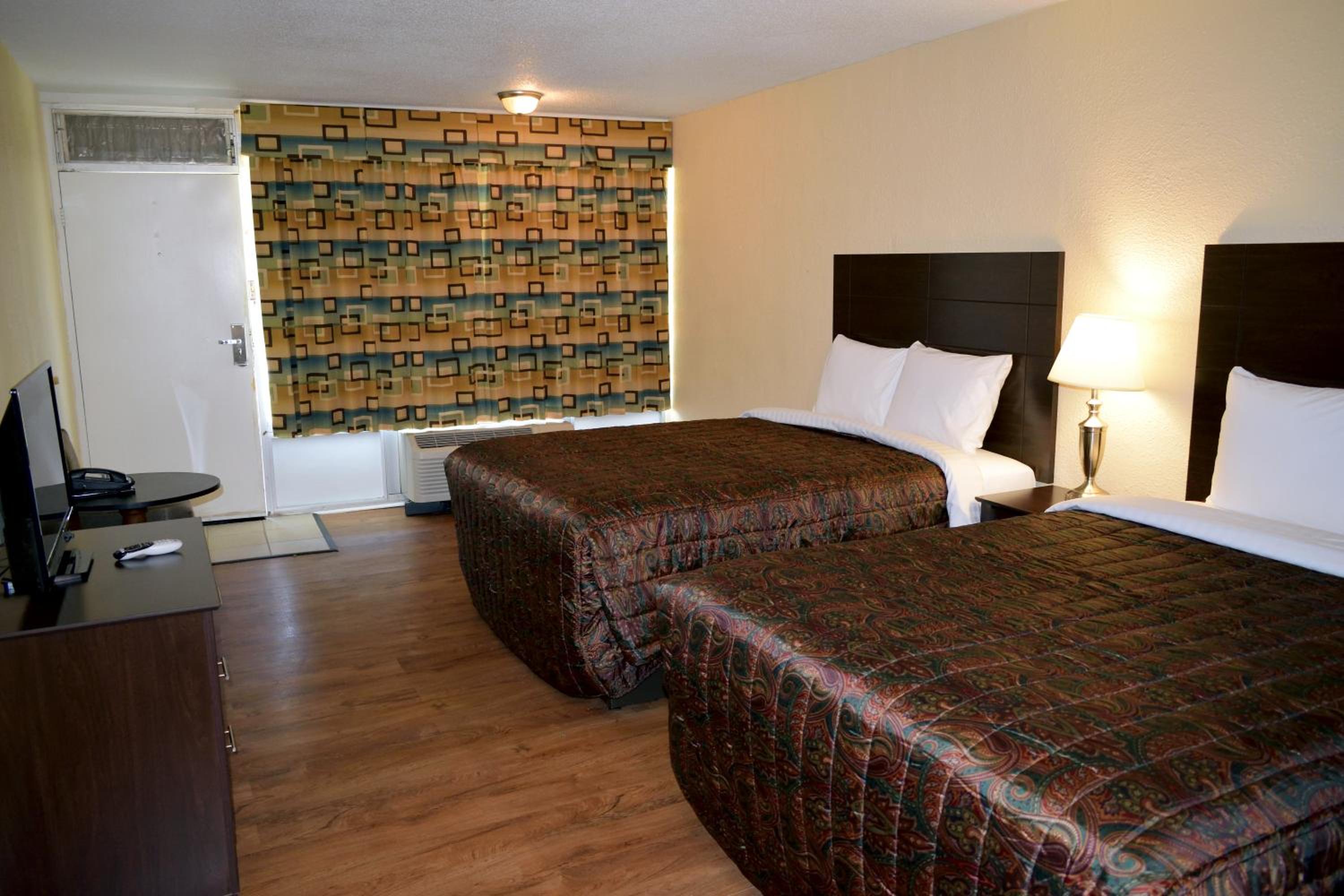 Deluxe Queen Suite photo 2
