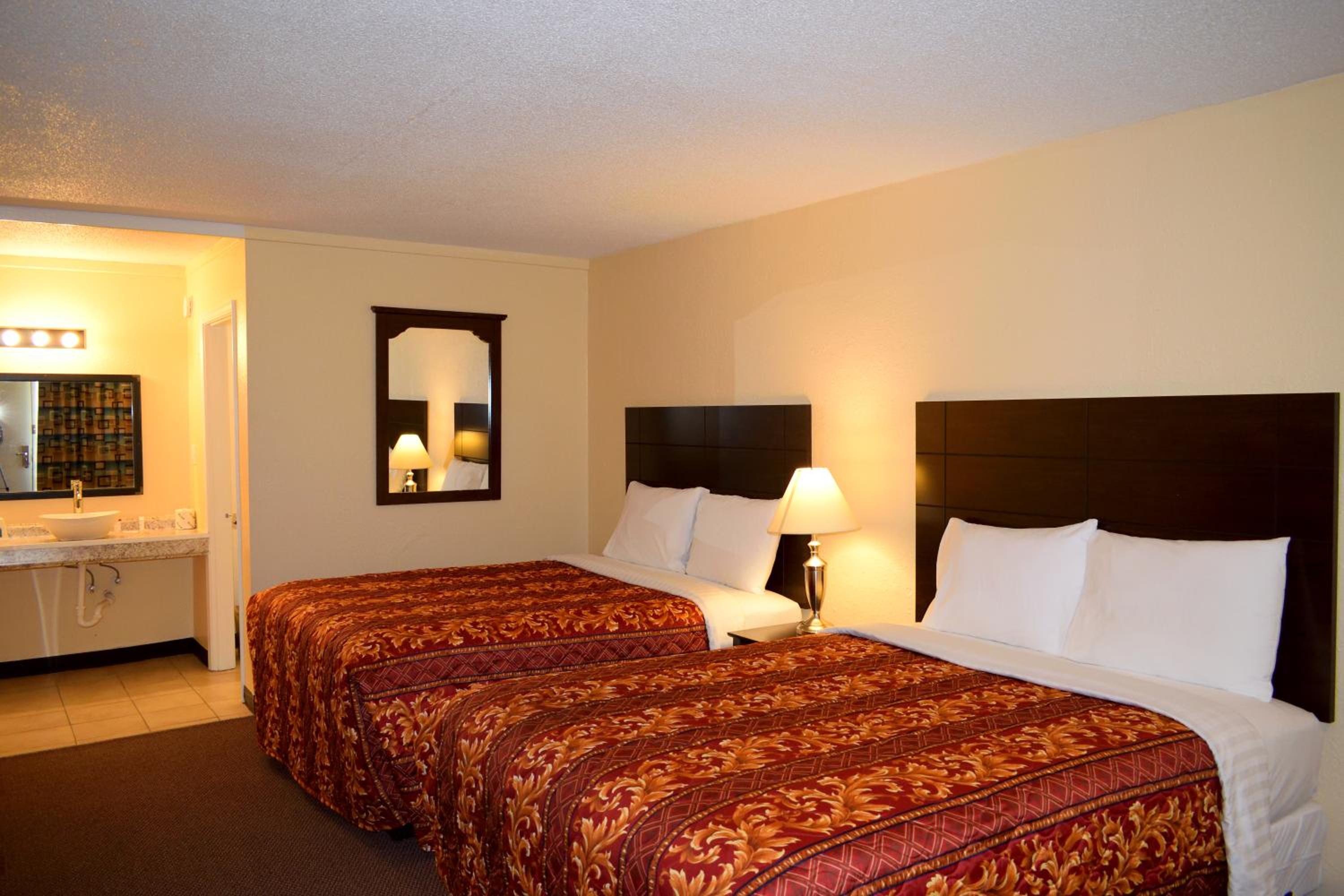 Deluxe Queen Suite