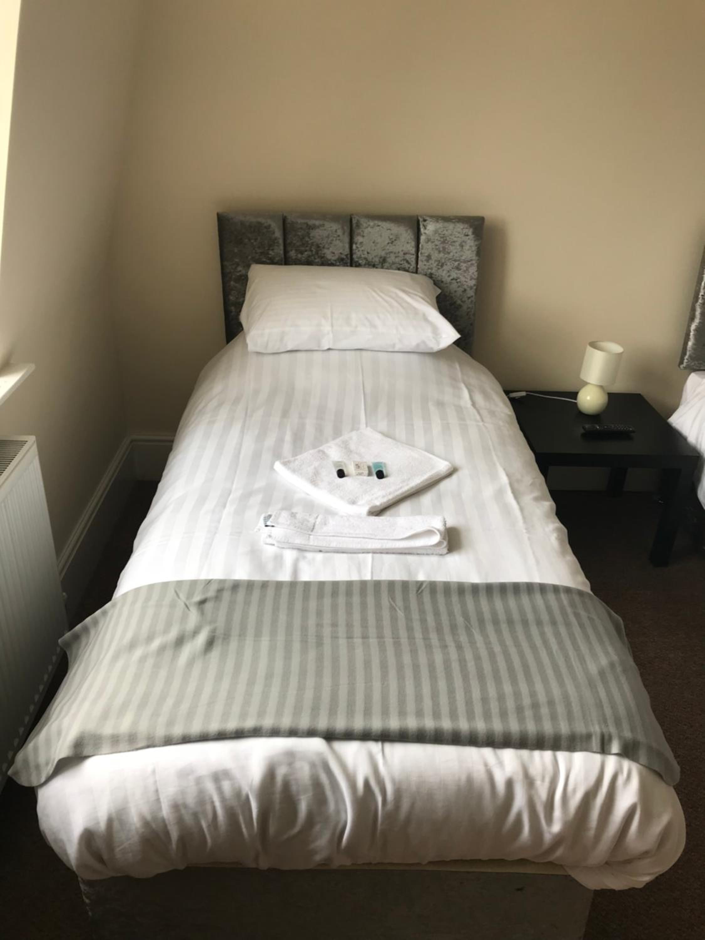 Single Room with Bathroom photo 2