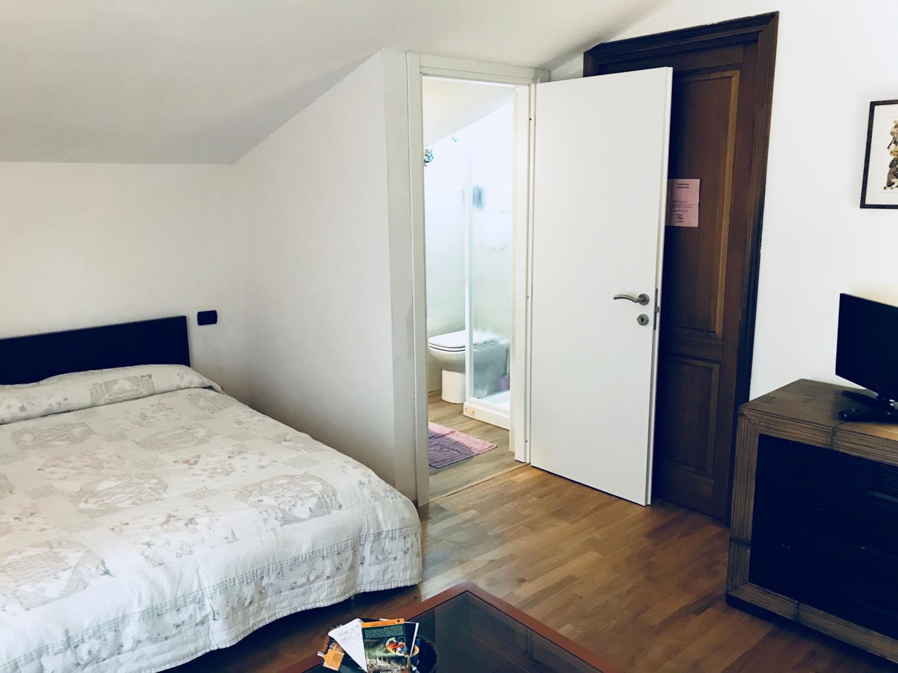 Double Room with Private Bathroom - Photo 18