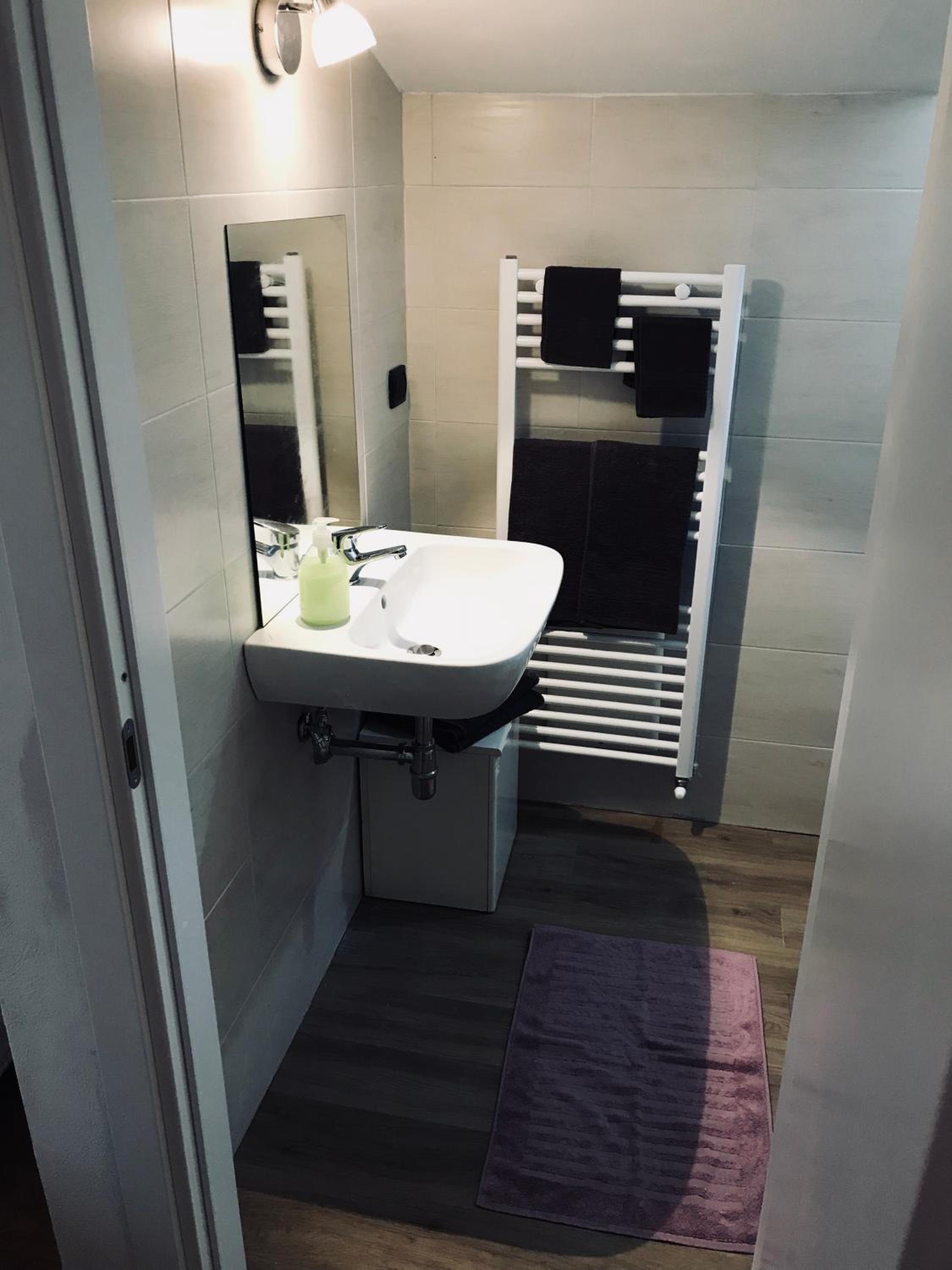 Double Room with Private Bathroom - Photo 24