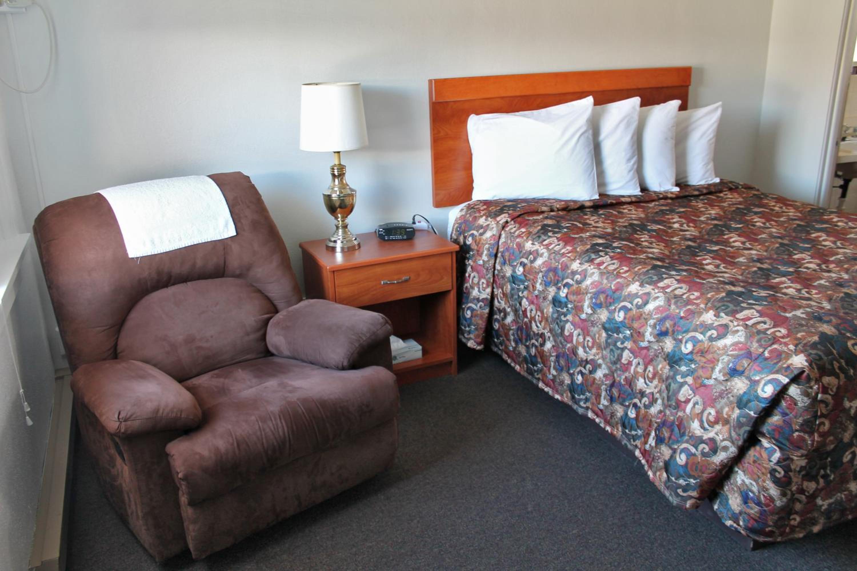Queen Room photo 2