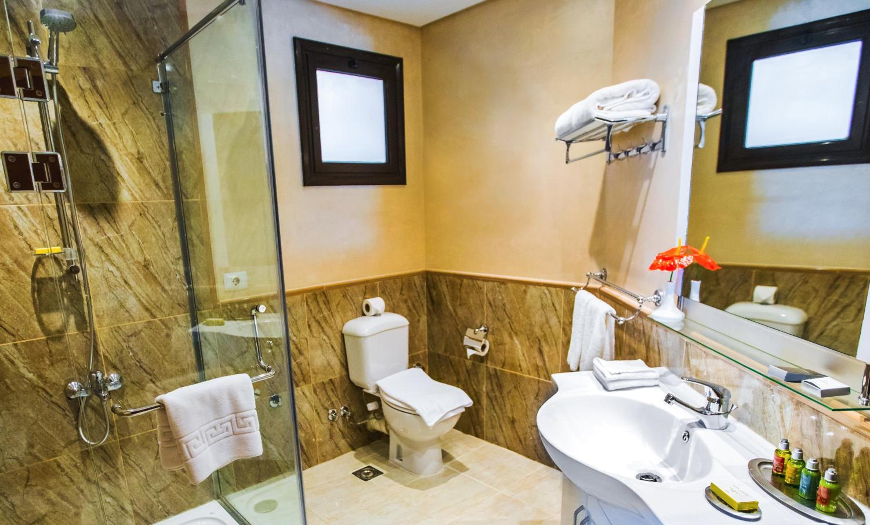 Deluxe Suite with Sea View - Photo 10
