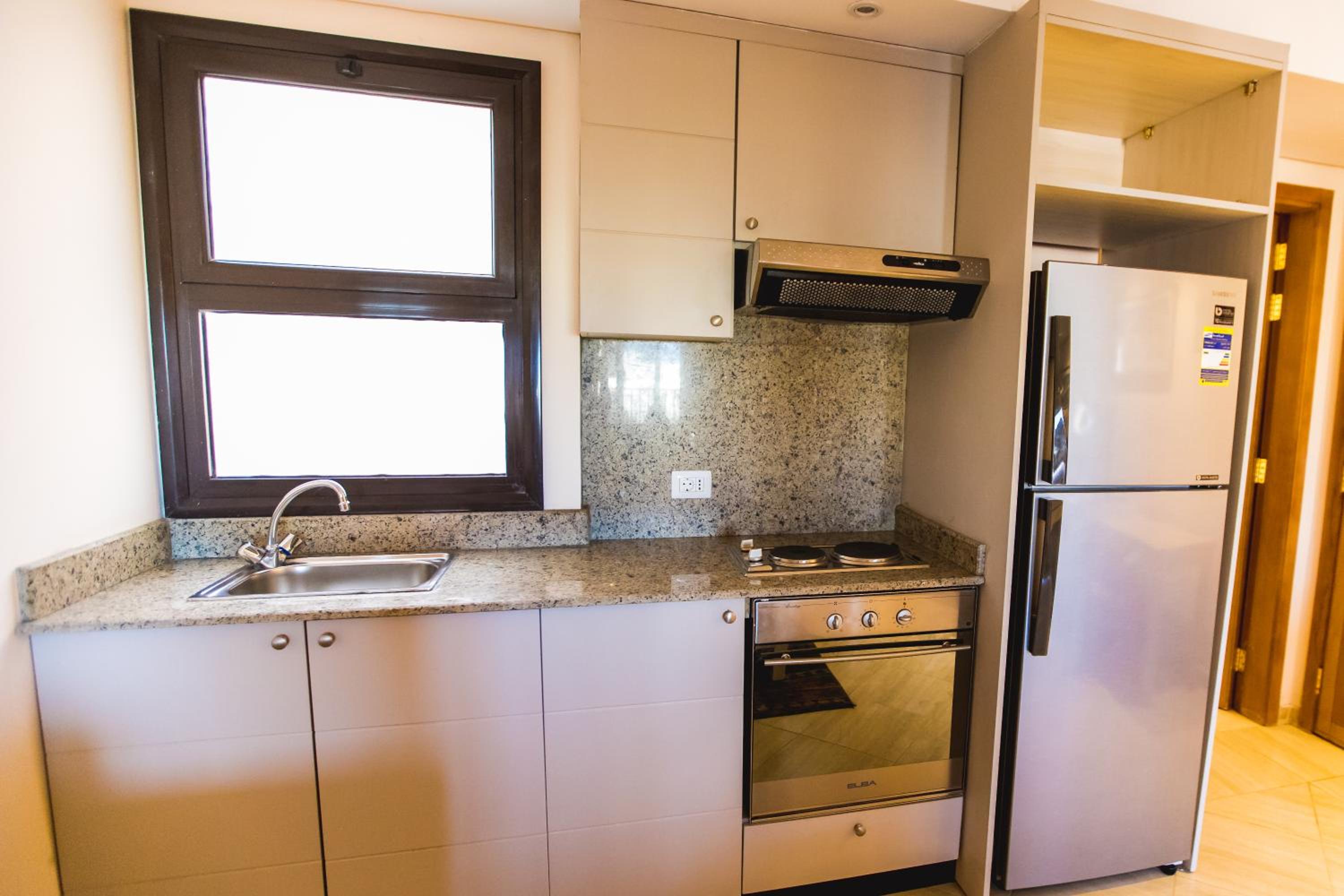 Deluxe Suite with Sea View - Photo 15