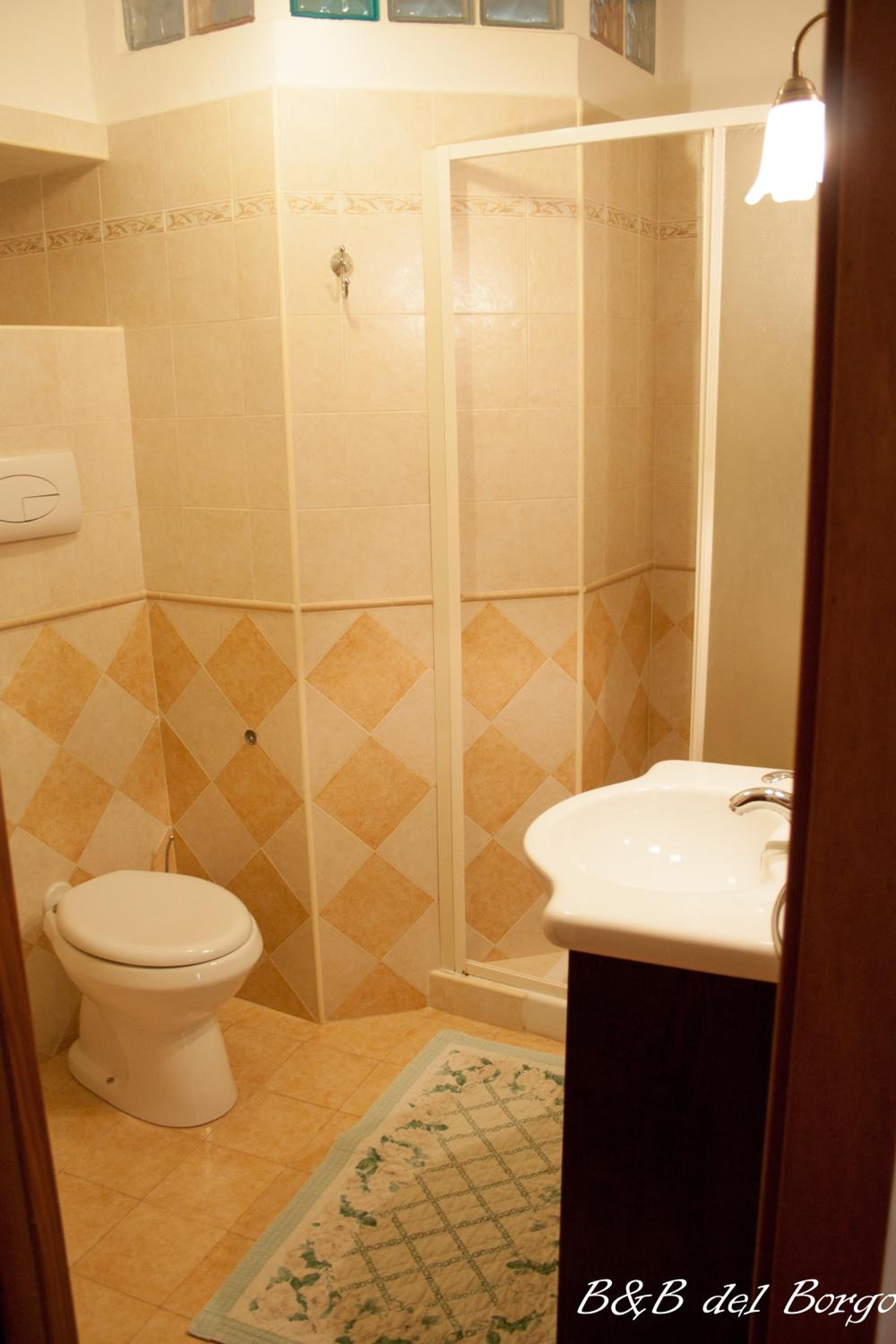 Double Room with Private Bathroom - Photo 2