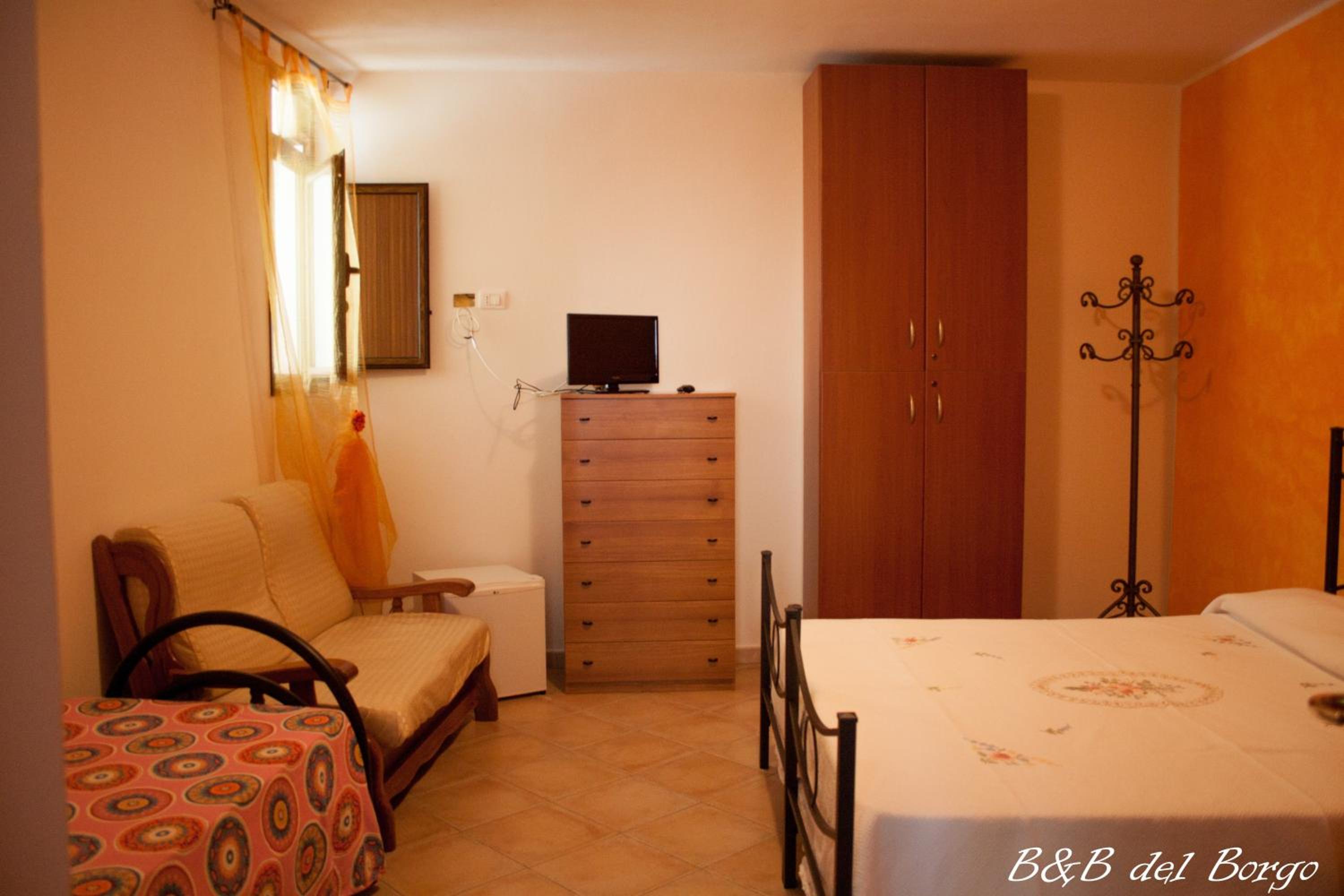 Double or Twin Room with Private Bathroom - Photo 2