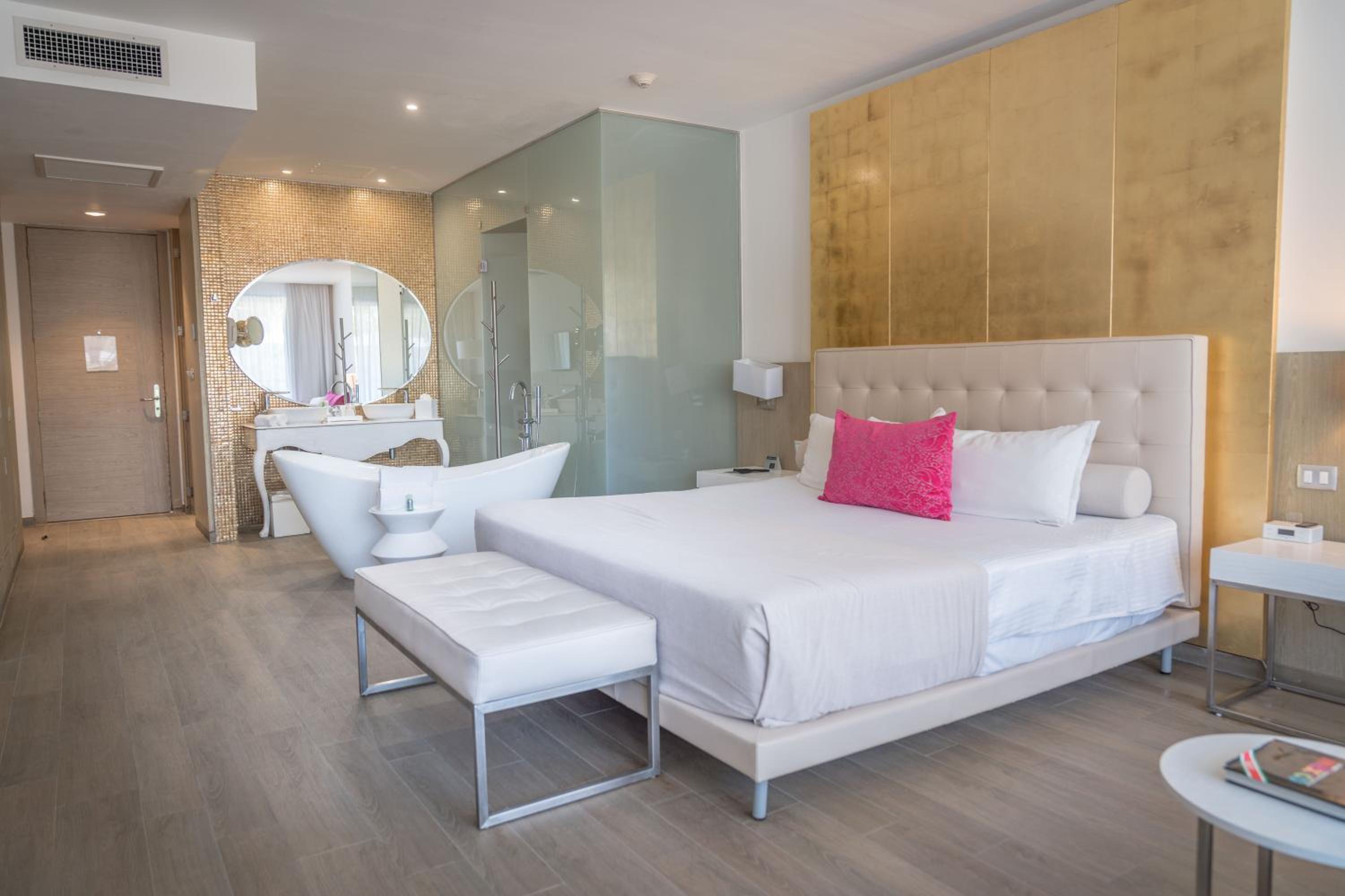 Deluxe Suite Platinum with Pool Access