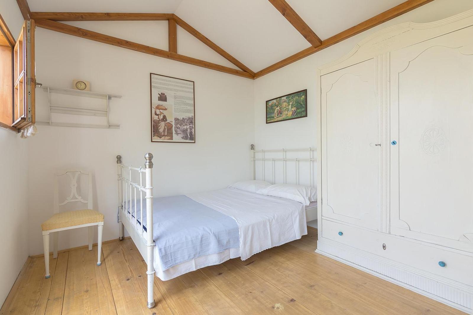 Bungalow with Shared Bathroom photo 2