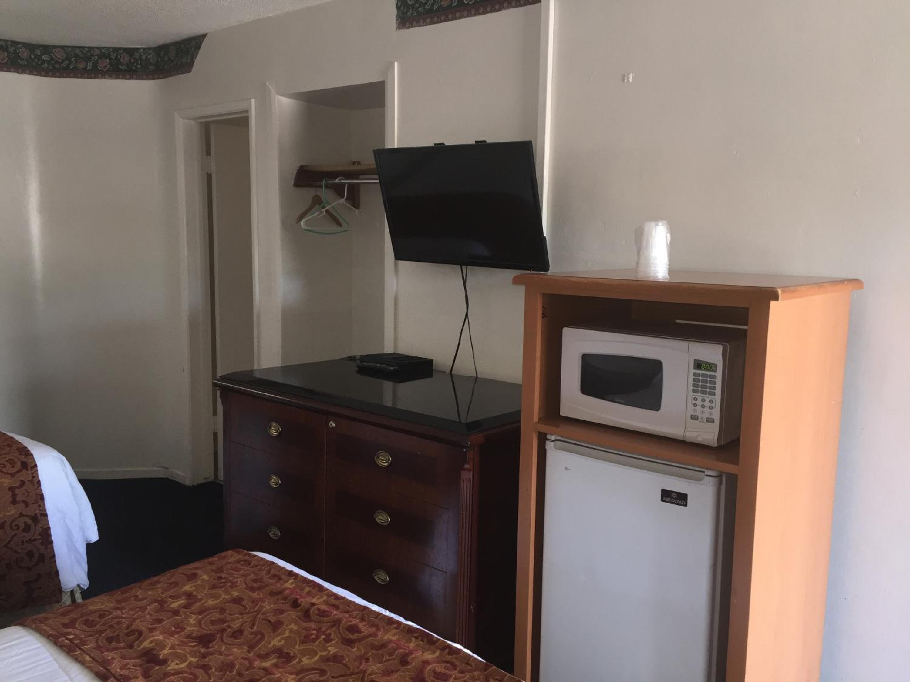 Standard Queen Room with Two Queen Beds - Photo 3