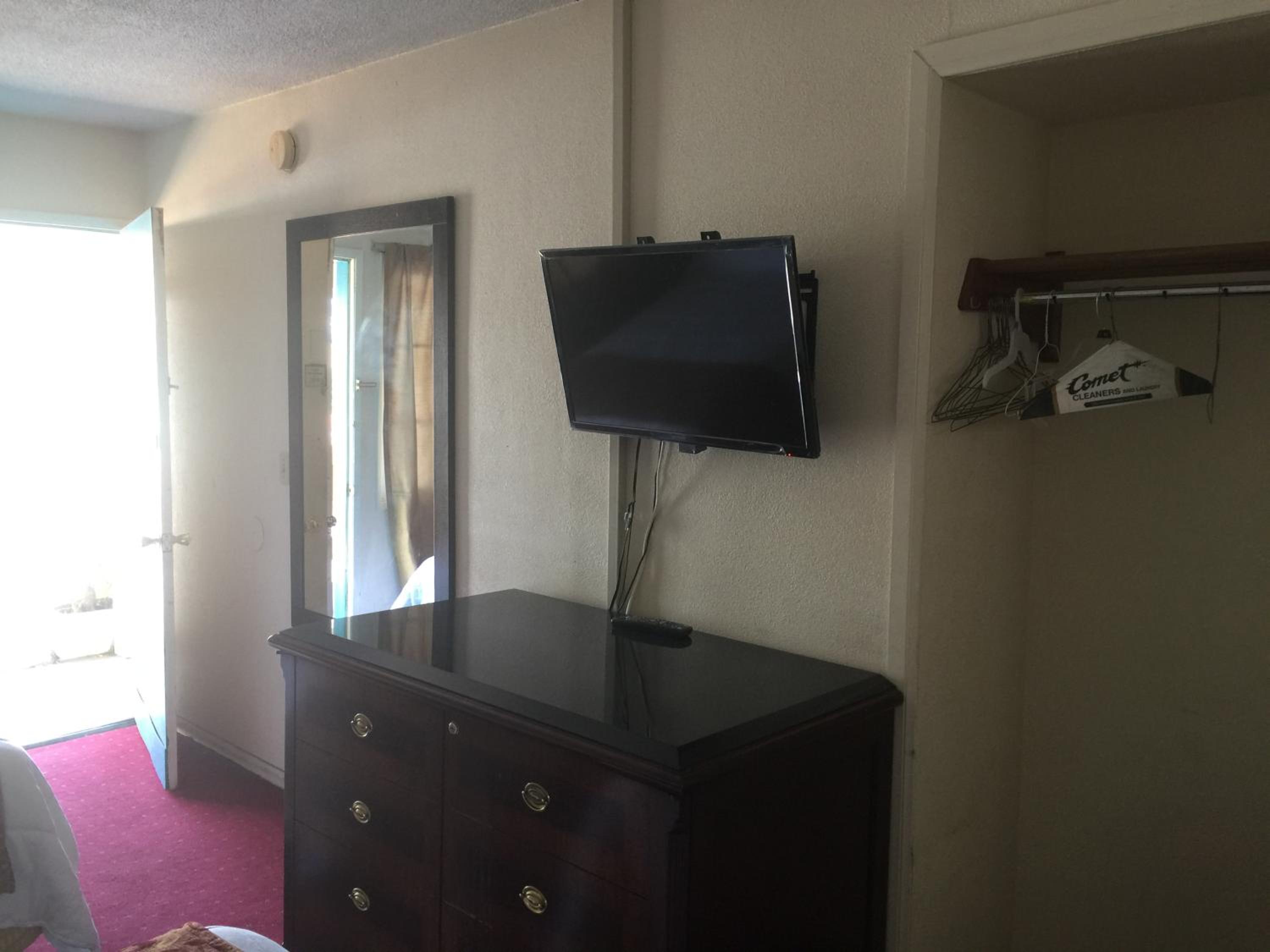 Standard Queen Room with Two Queen Beds - Photo 2