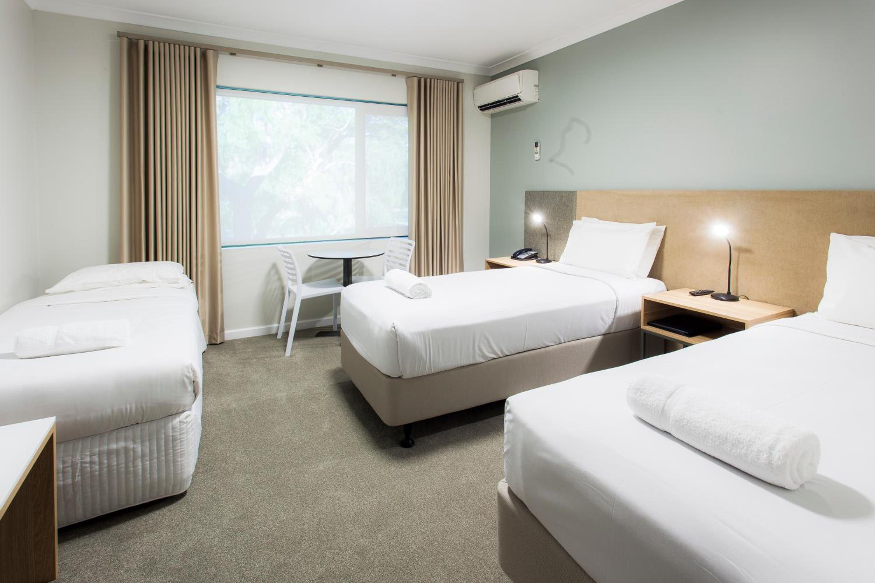 Deluxe Twin Room thumbnail 6