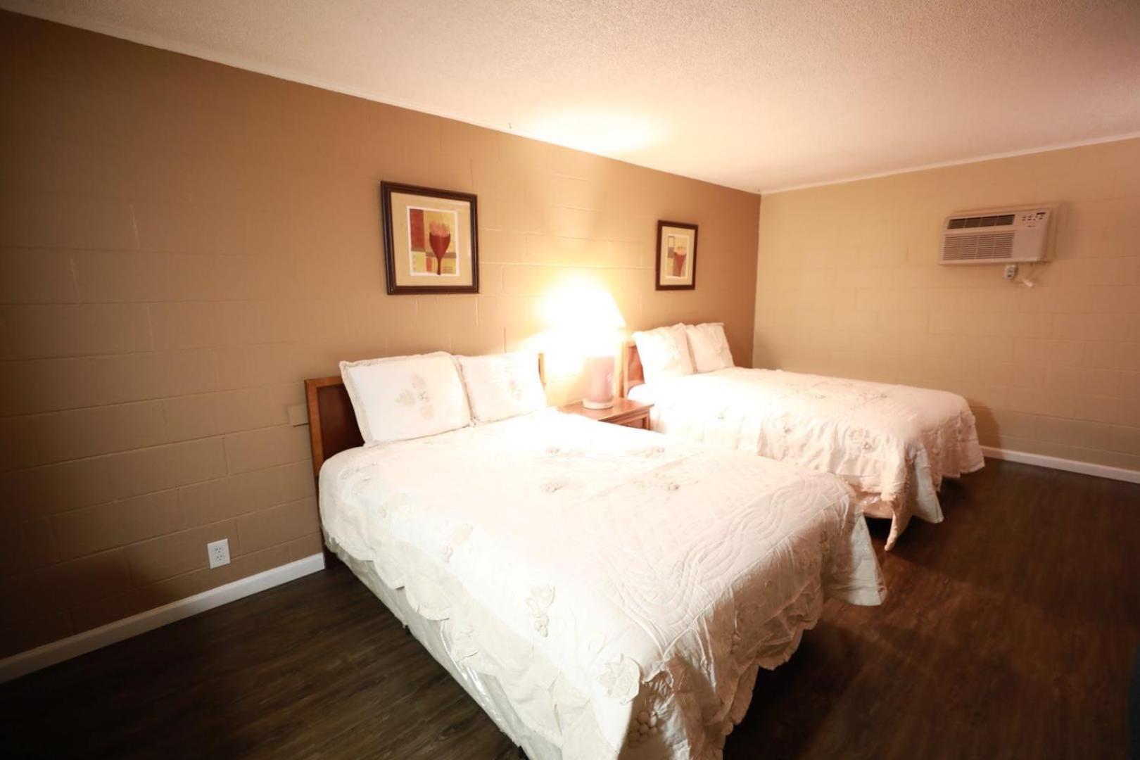 Queen Room with Two Queen Beds - Photo 2