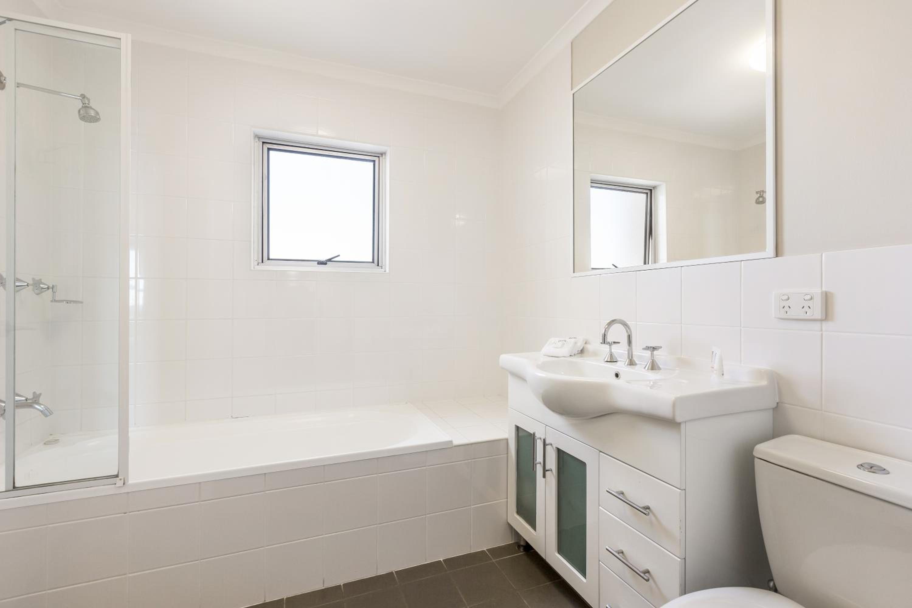 Two-Bedroom Two Bathroom Apartment - Photo 4