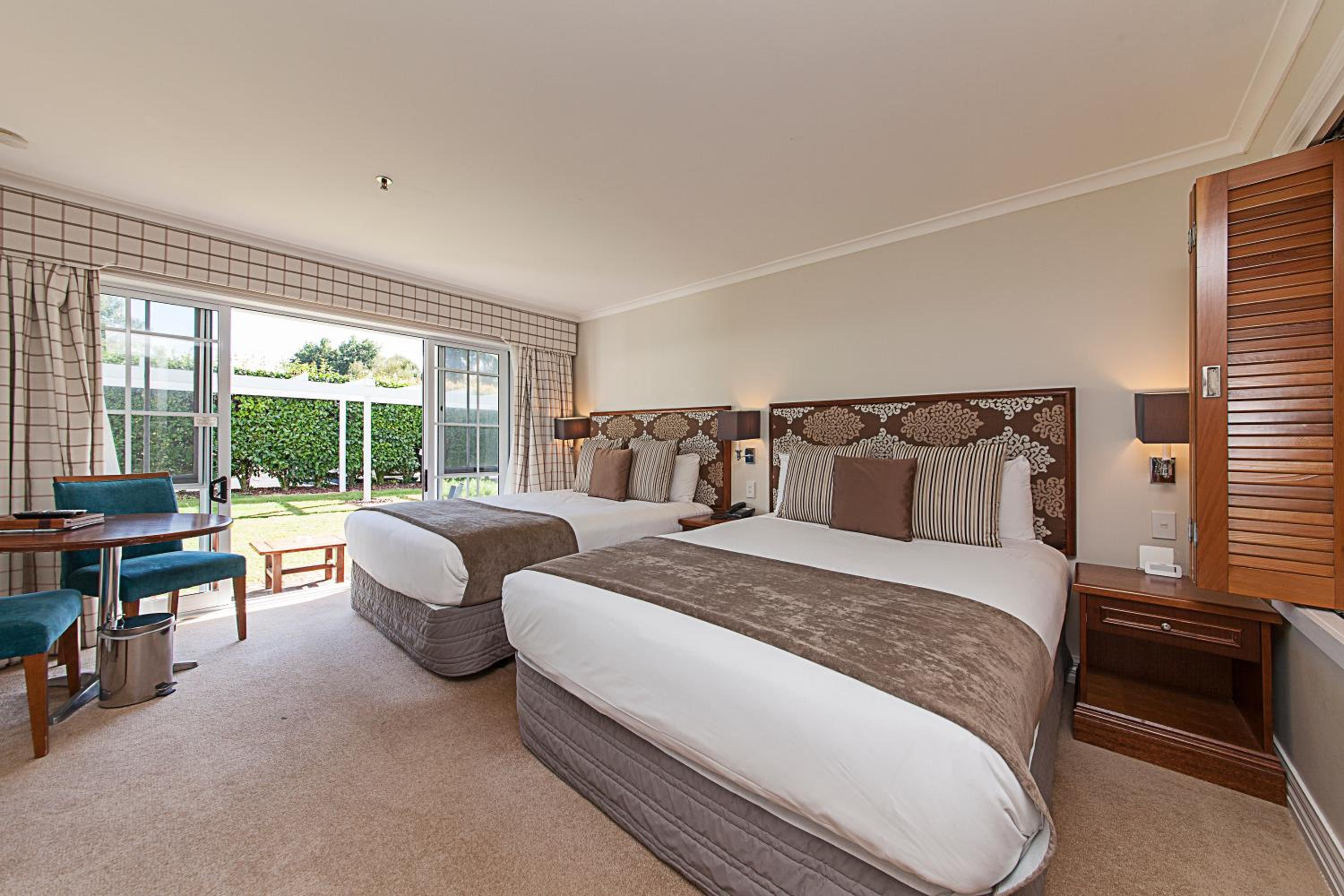 Twin Room with Lake View - Photo 6