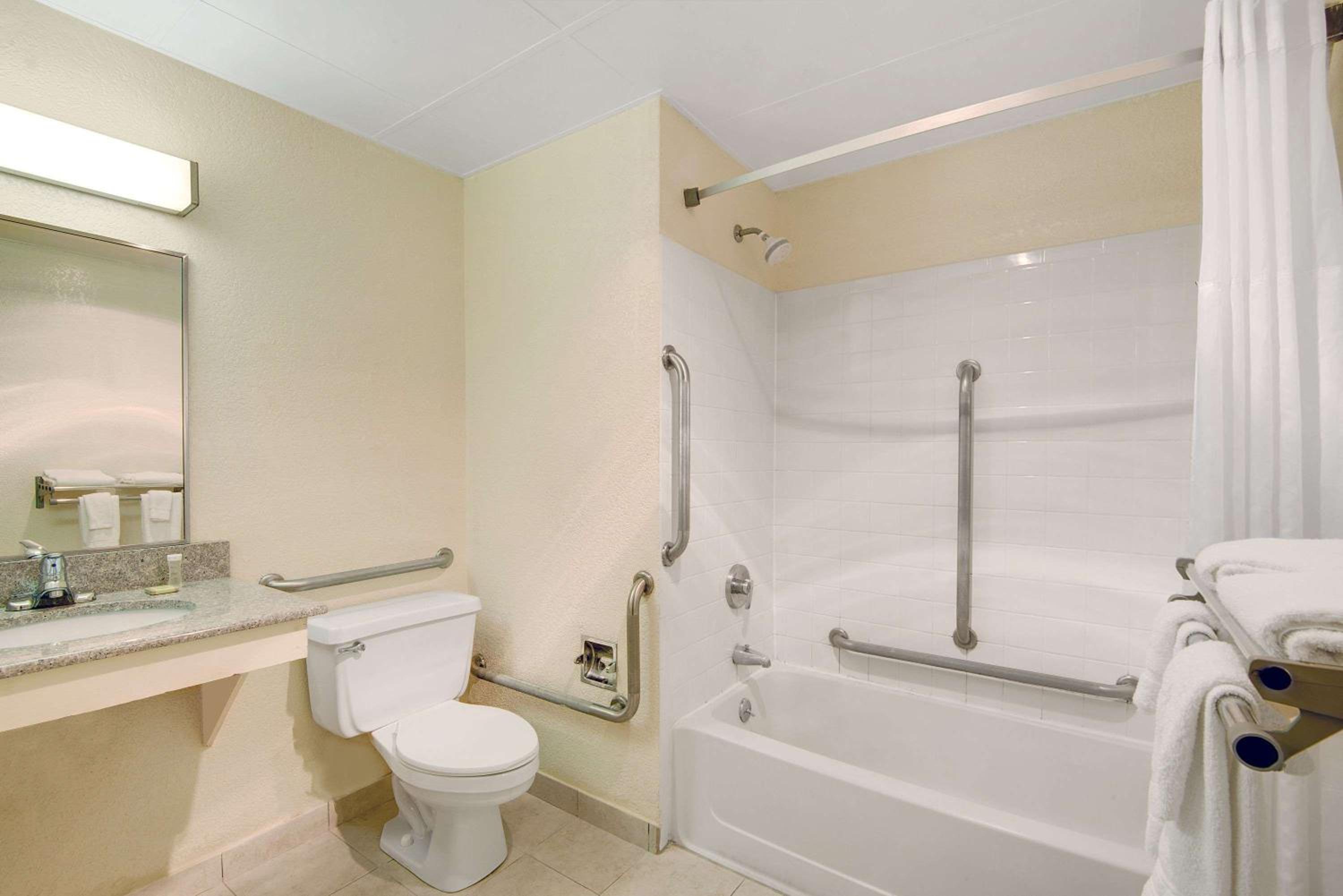 Double Room with Two Double Beds - Non-Smoking - Photo 3