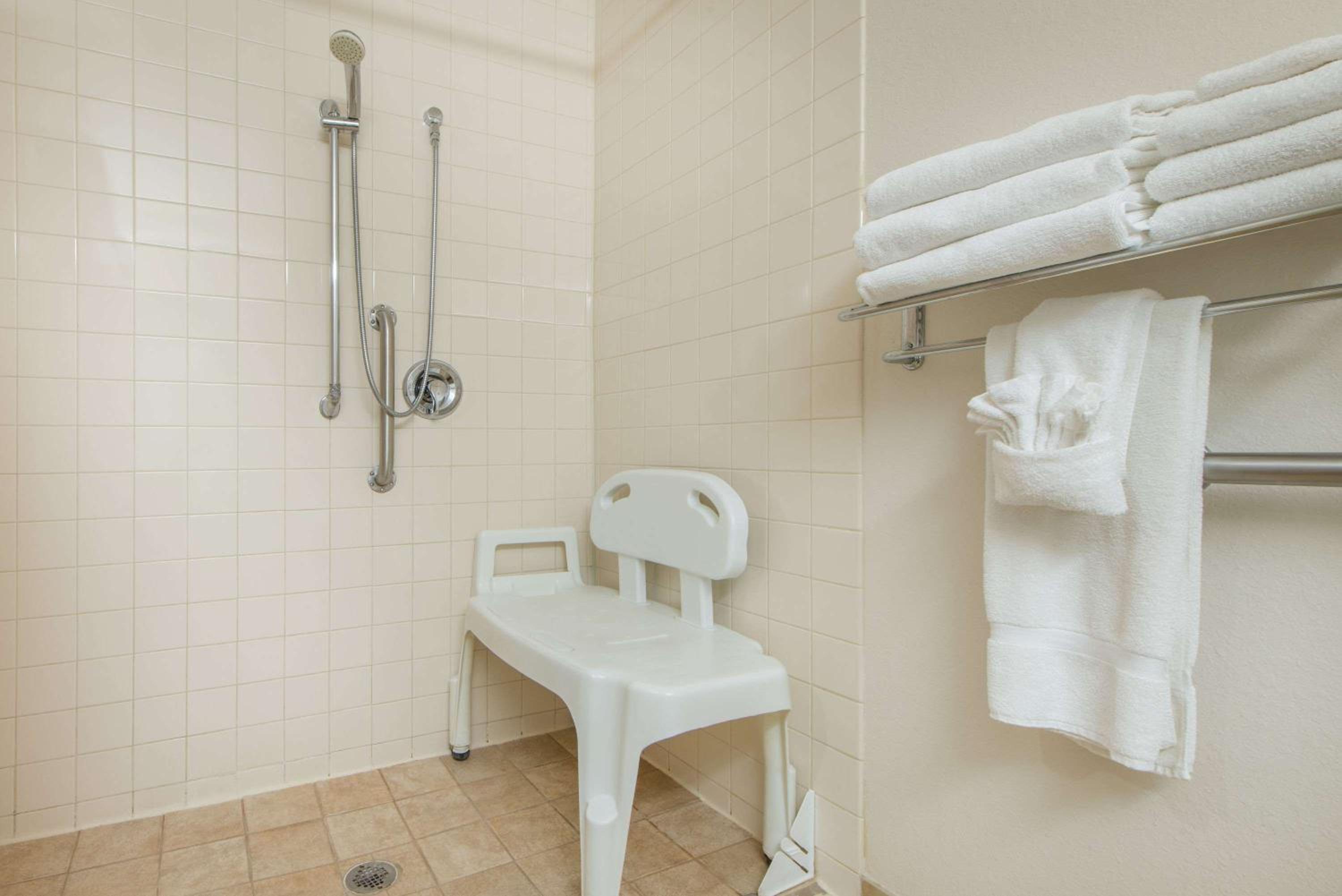 Queen Room with Two Queen Beds - Disability Access/Non-Smoking photo 3
