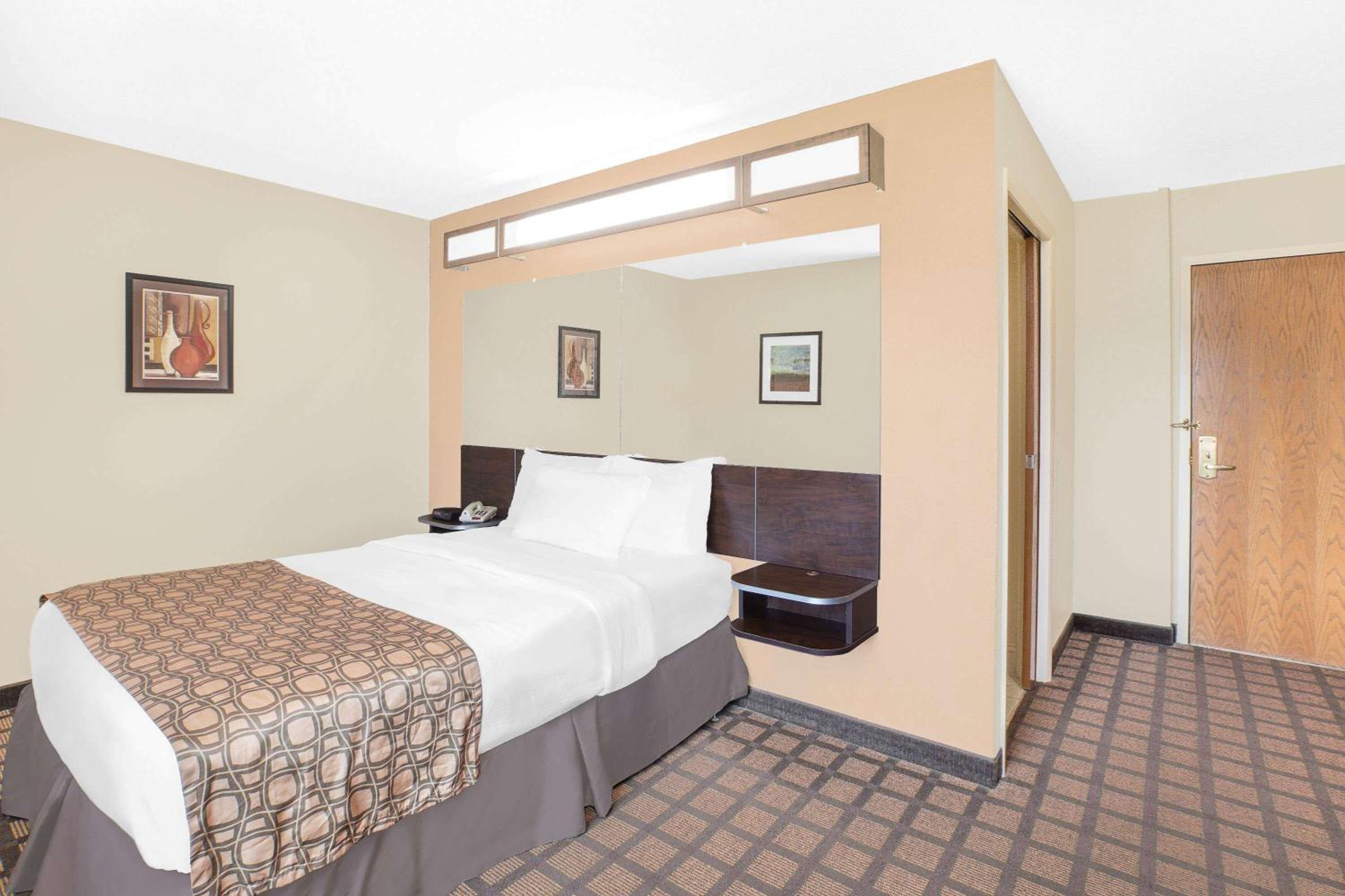 Queen Room - Non-Smoking - Photo 1