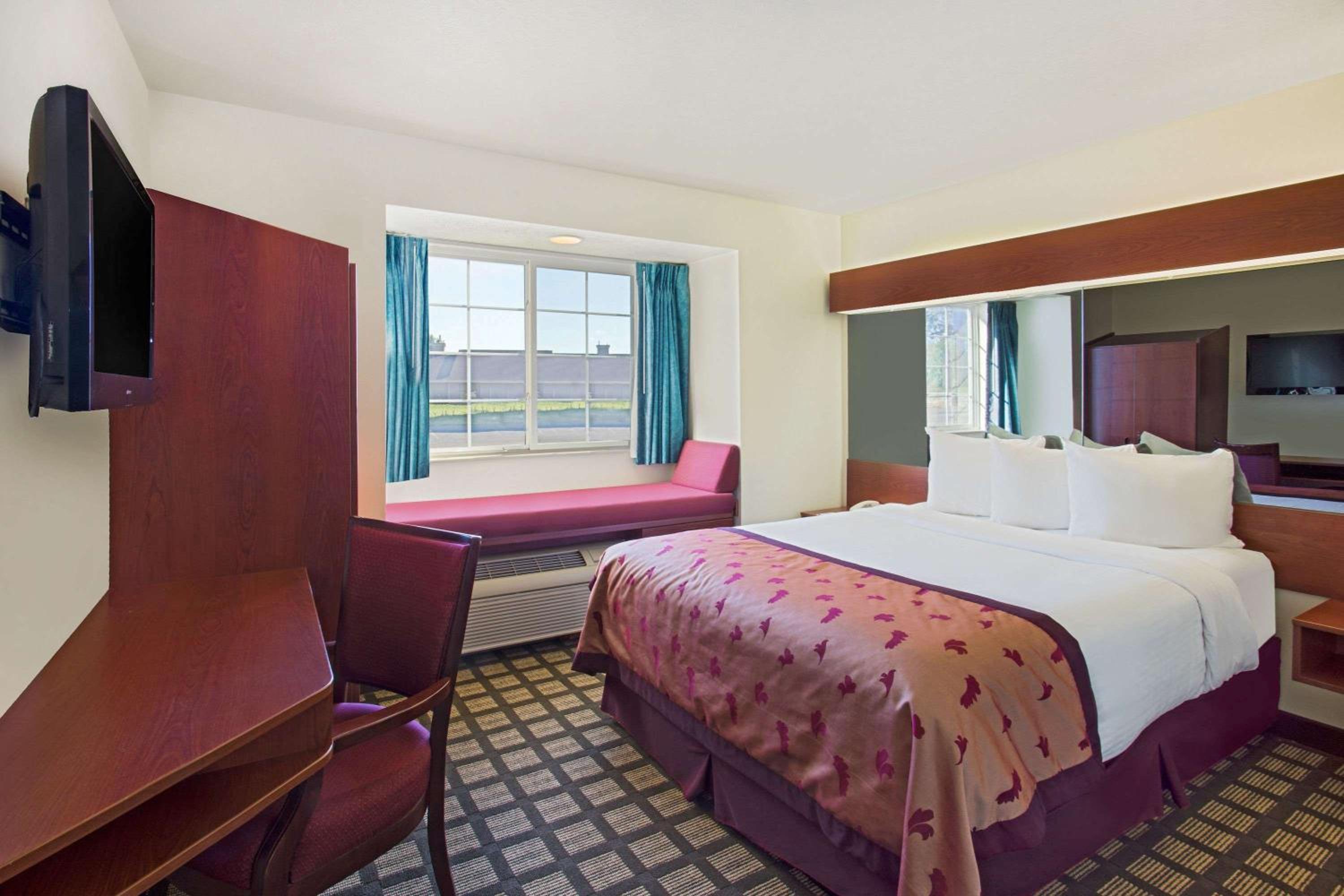 Queen Studio Suite - Mobility Accessible/Non-Smoking - Photo 2