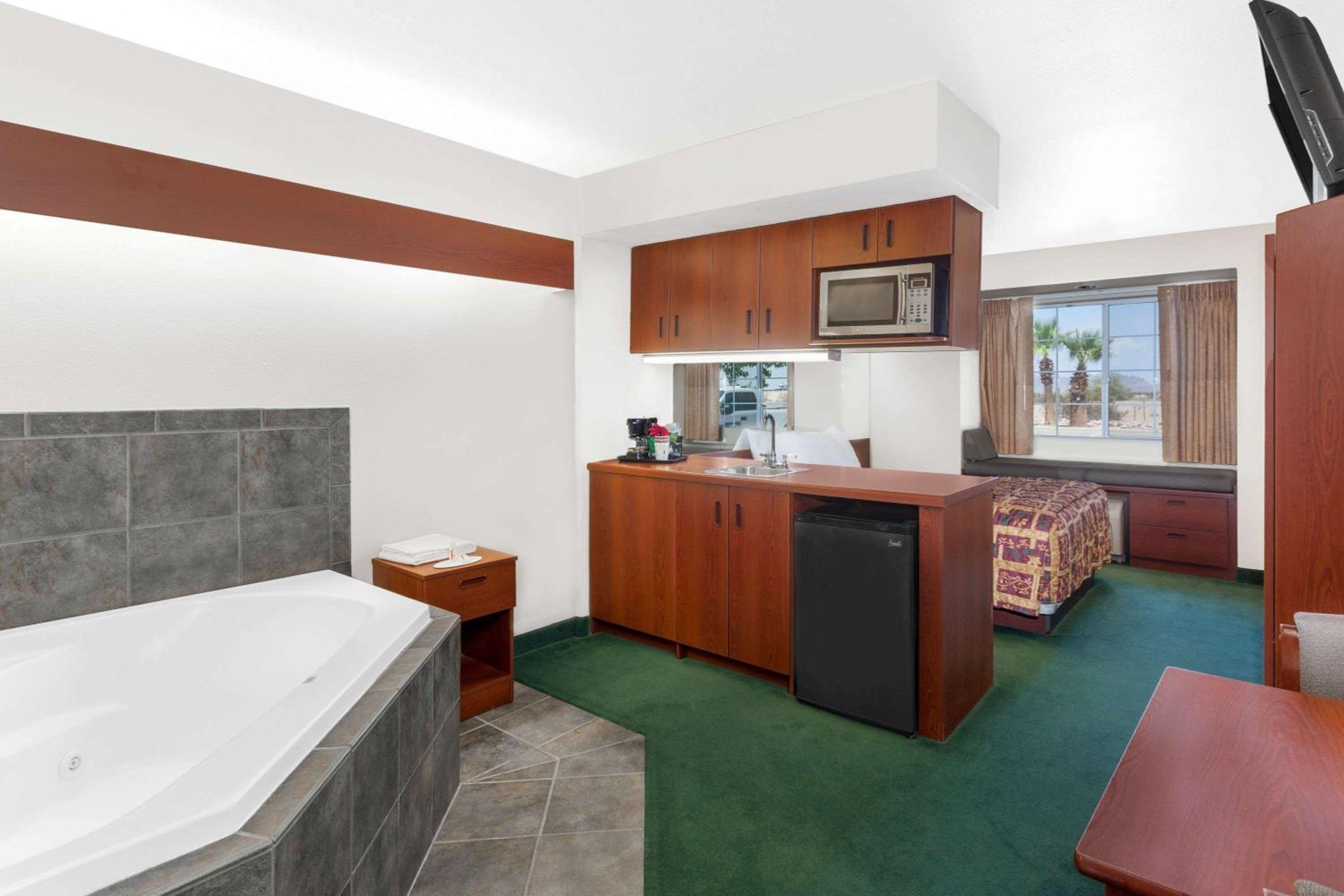 Suite with Queen Bed - Non-Smoking - Photo 7