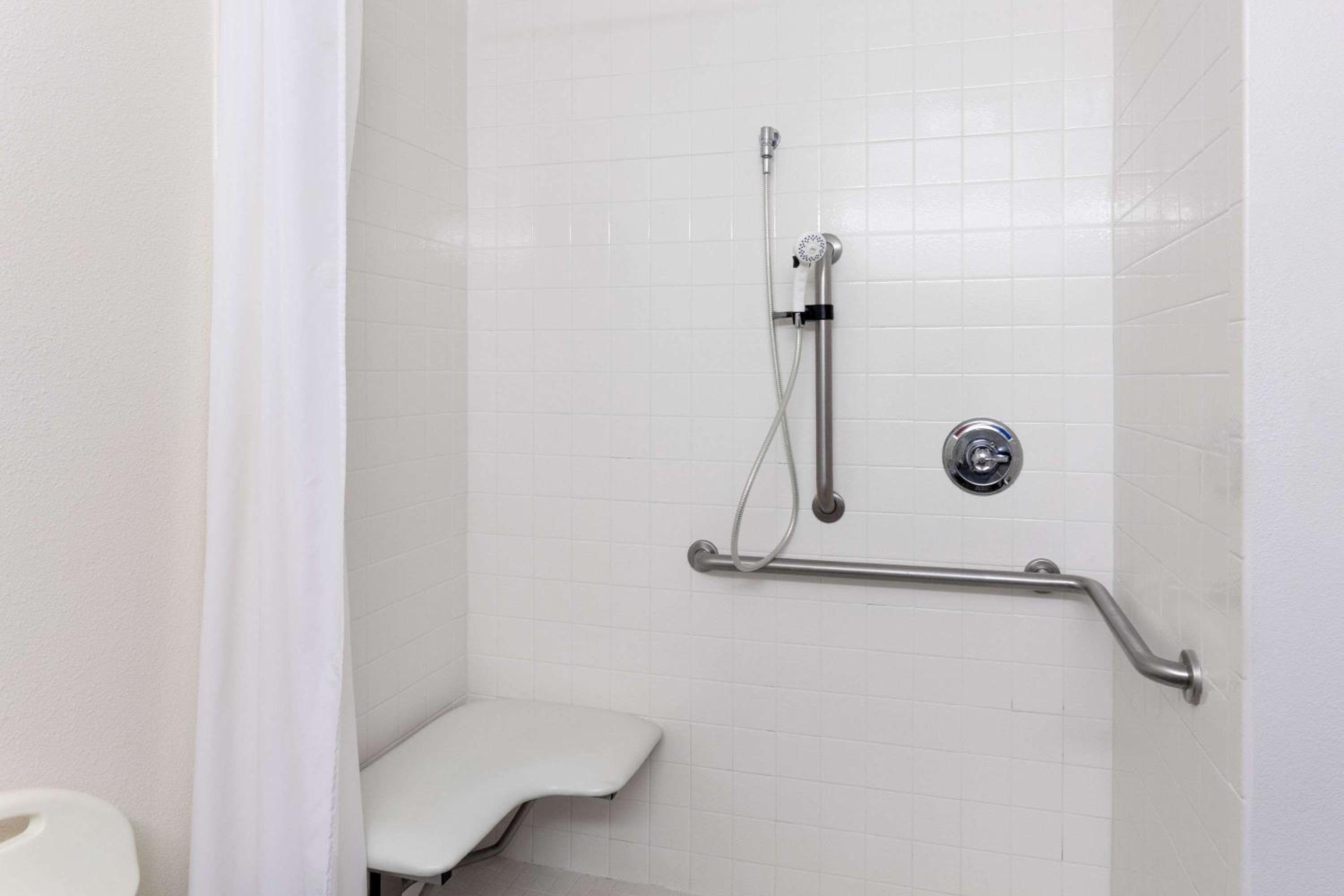 Queen Studio Studio Suite - Disability Access/Non-Smoking - Photo 5
