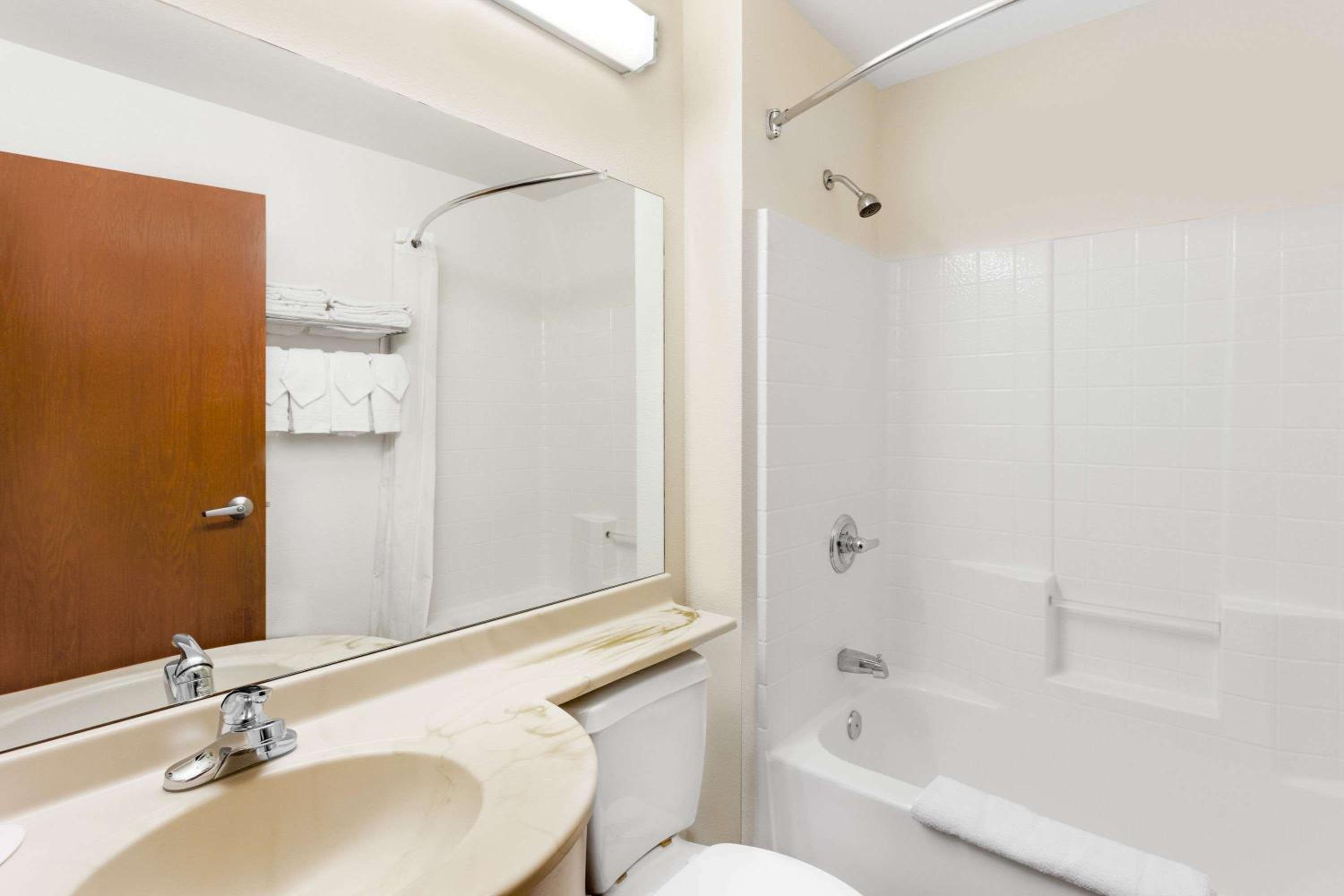 Queen Studio Suite - Non-Smoking - Photo 2