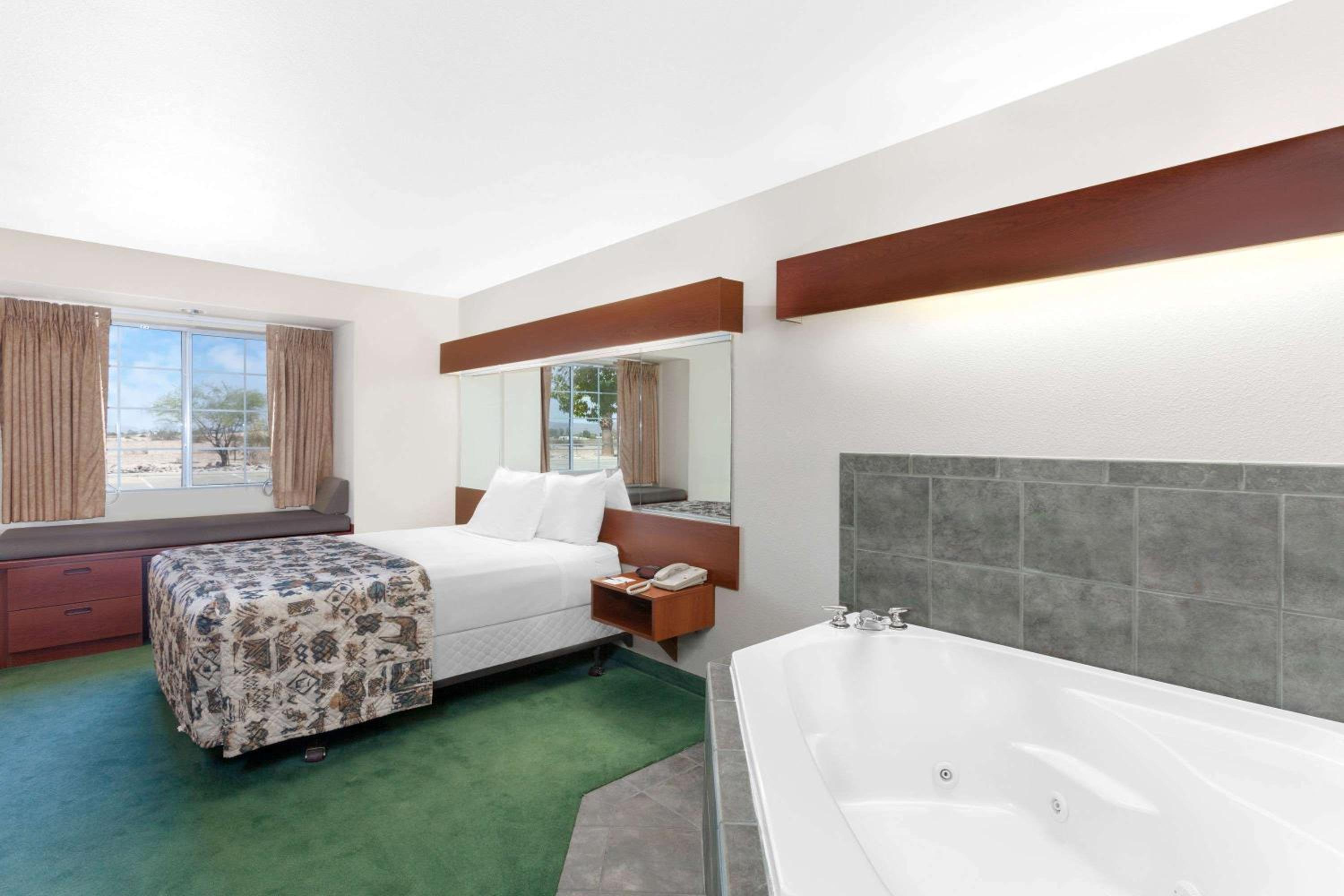 Suite with Queen Bed - Non-Smoking - Photo 5