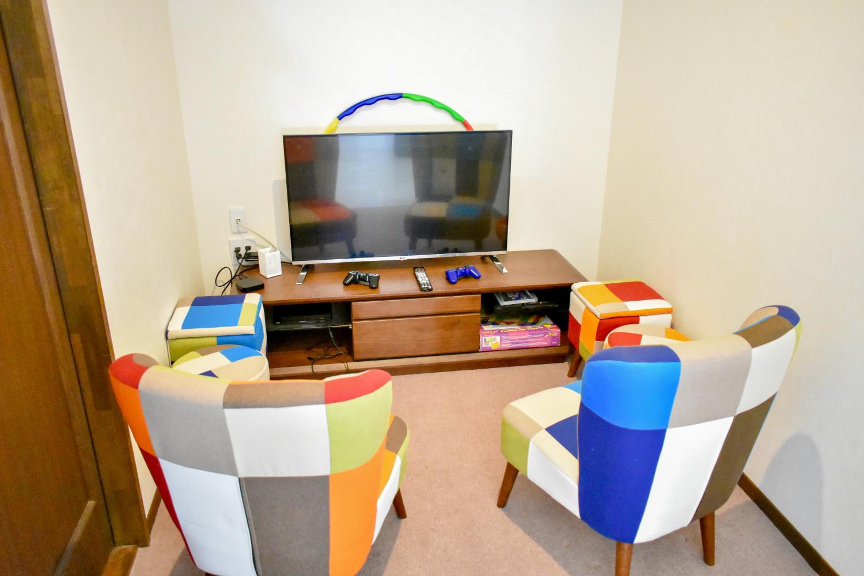 Superior Family Room photo 2