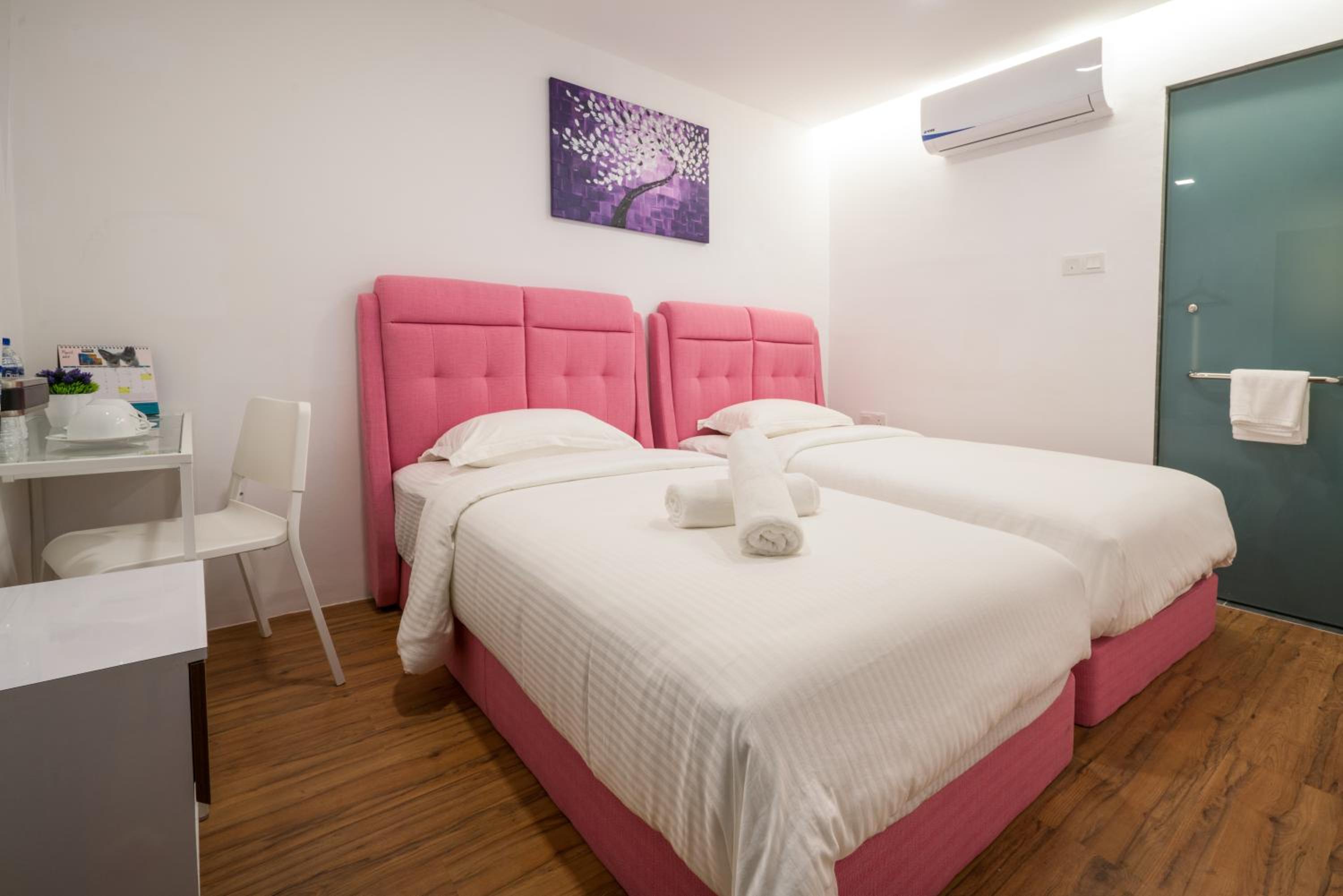 Twin Room with Private Bathroom photo 2