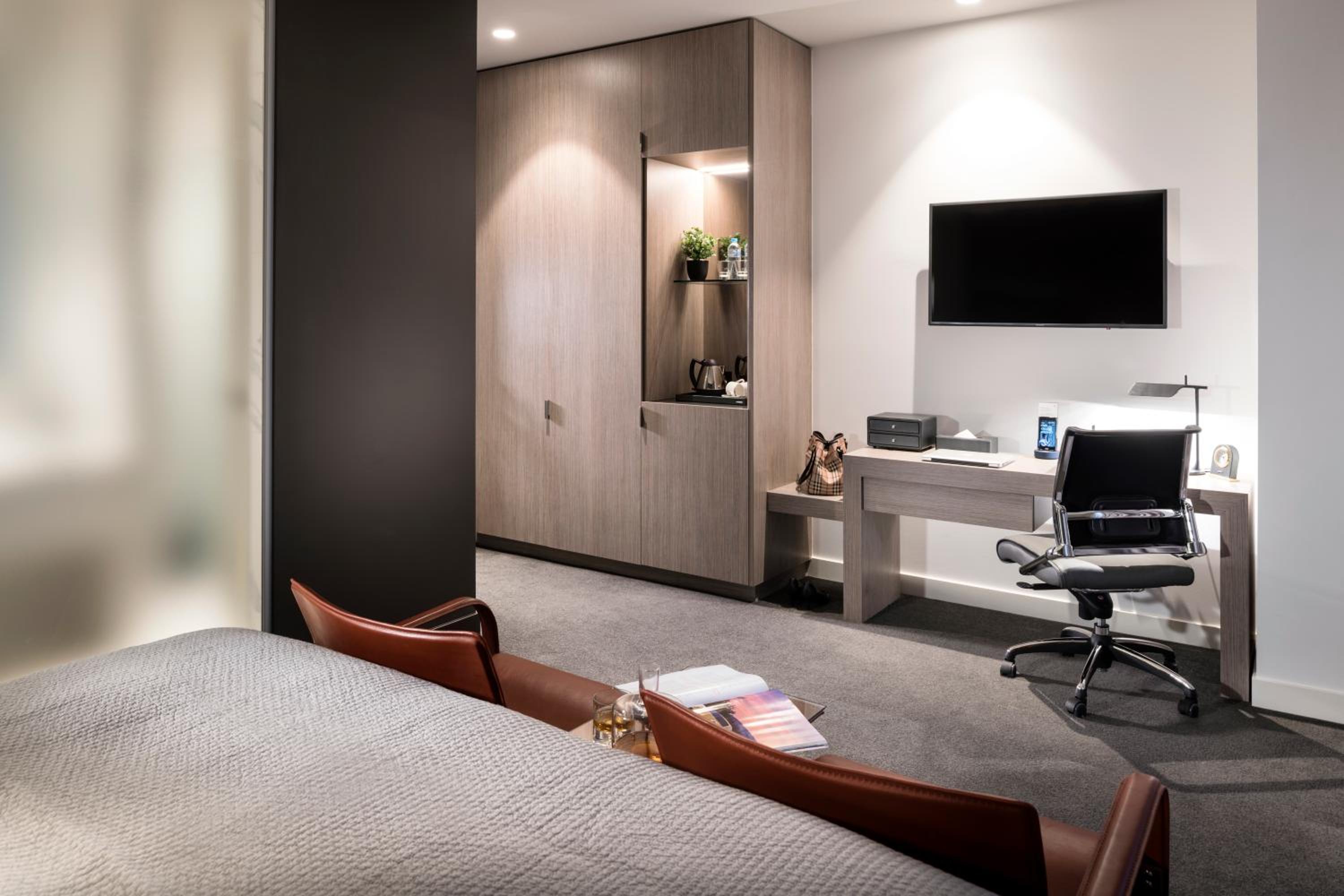 Premier King Room thumbnail 6