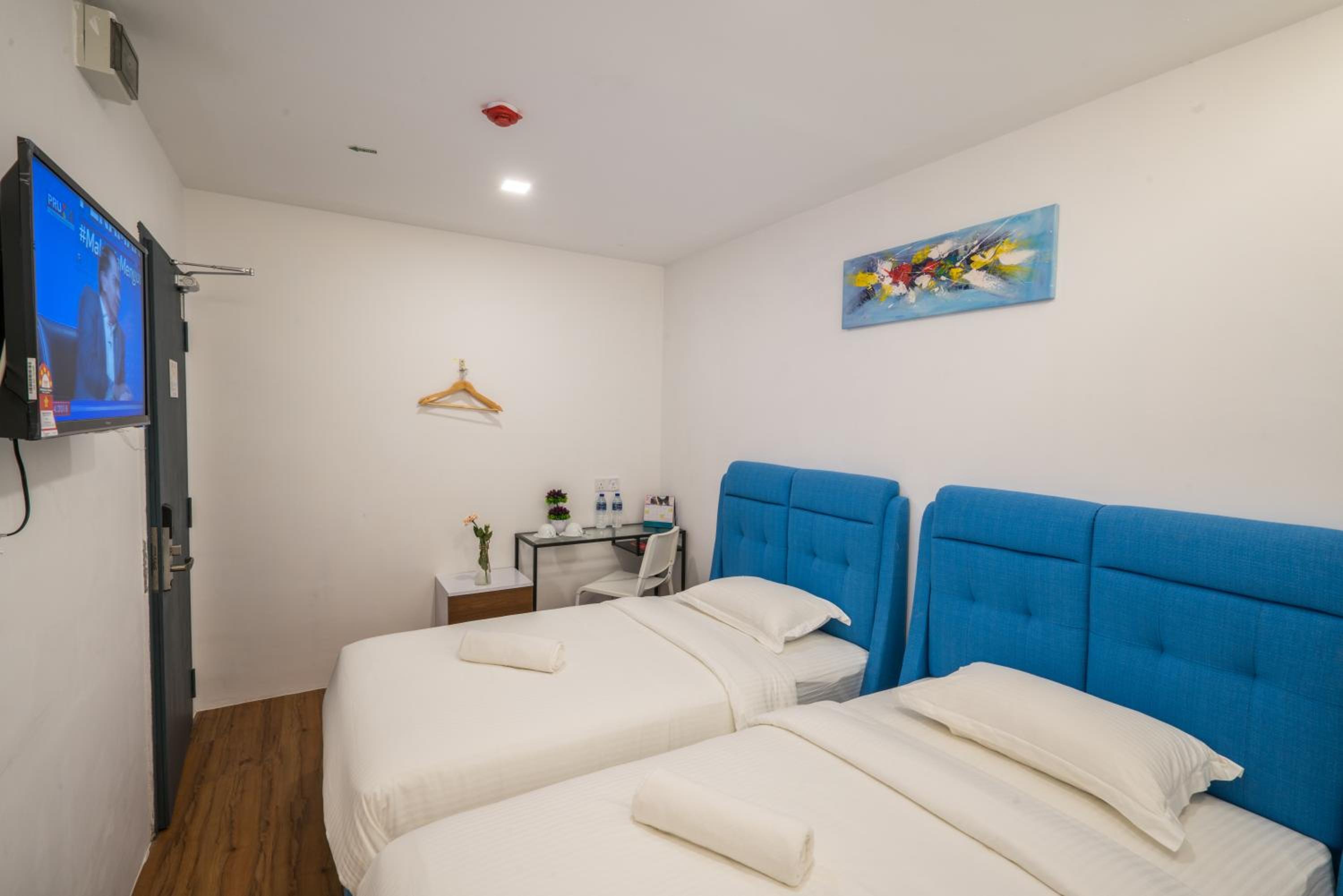 Twin Room with Private Bathroom photo 3