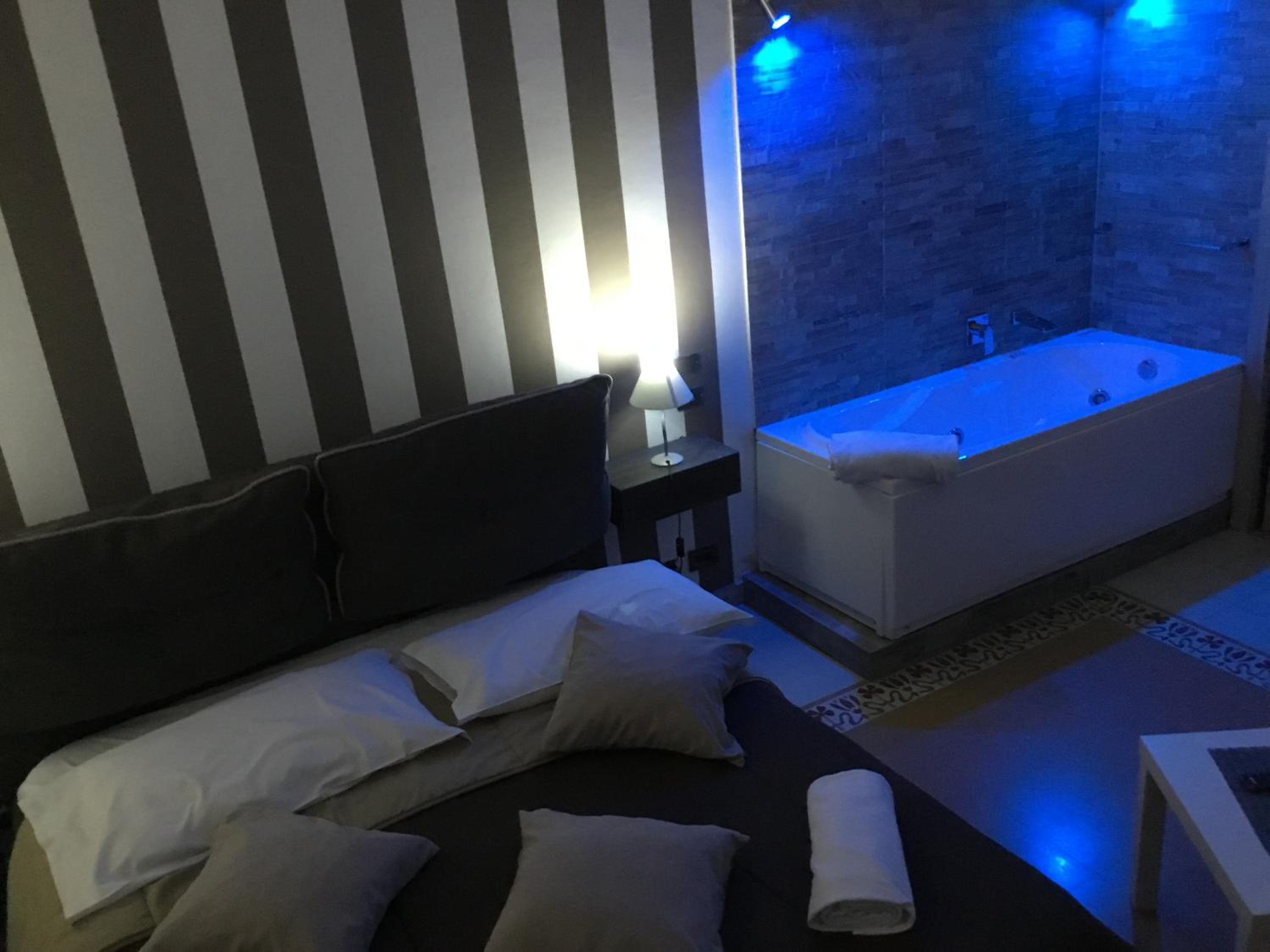 Deluxe Suite with Jacuzzi - Photo 1