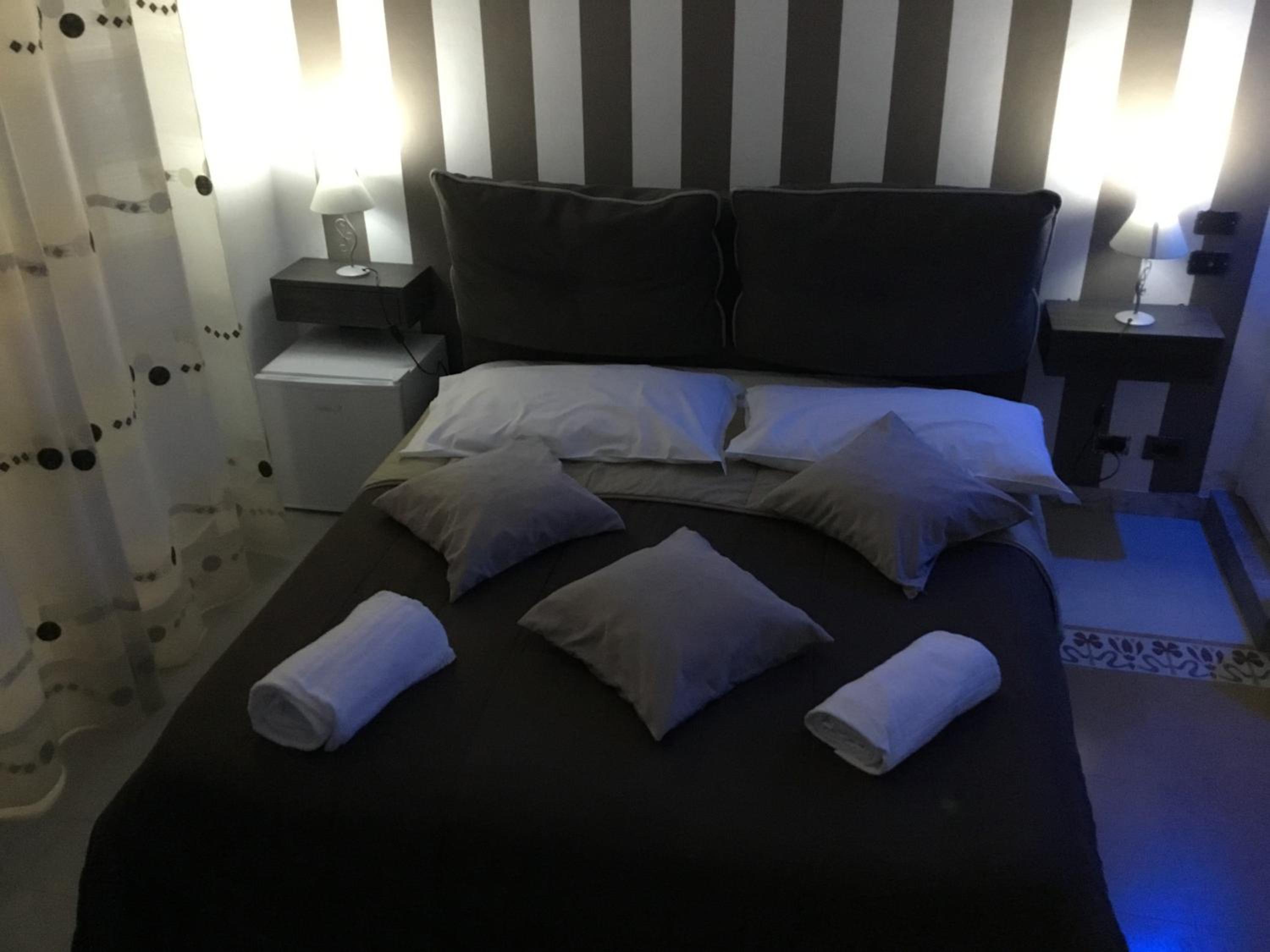 Deluxe Suite with Jacuzzi - Photo 45