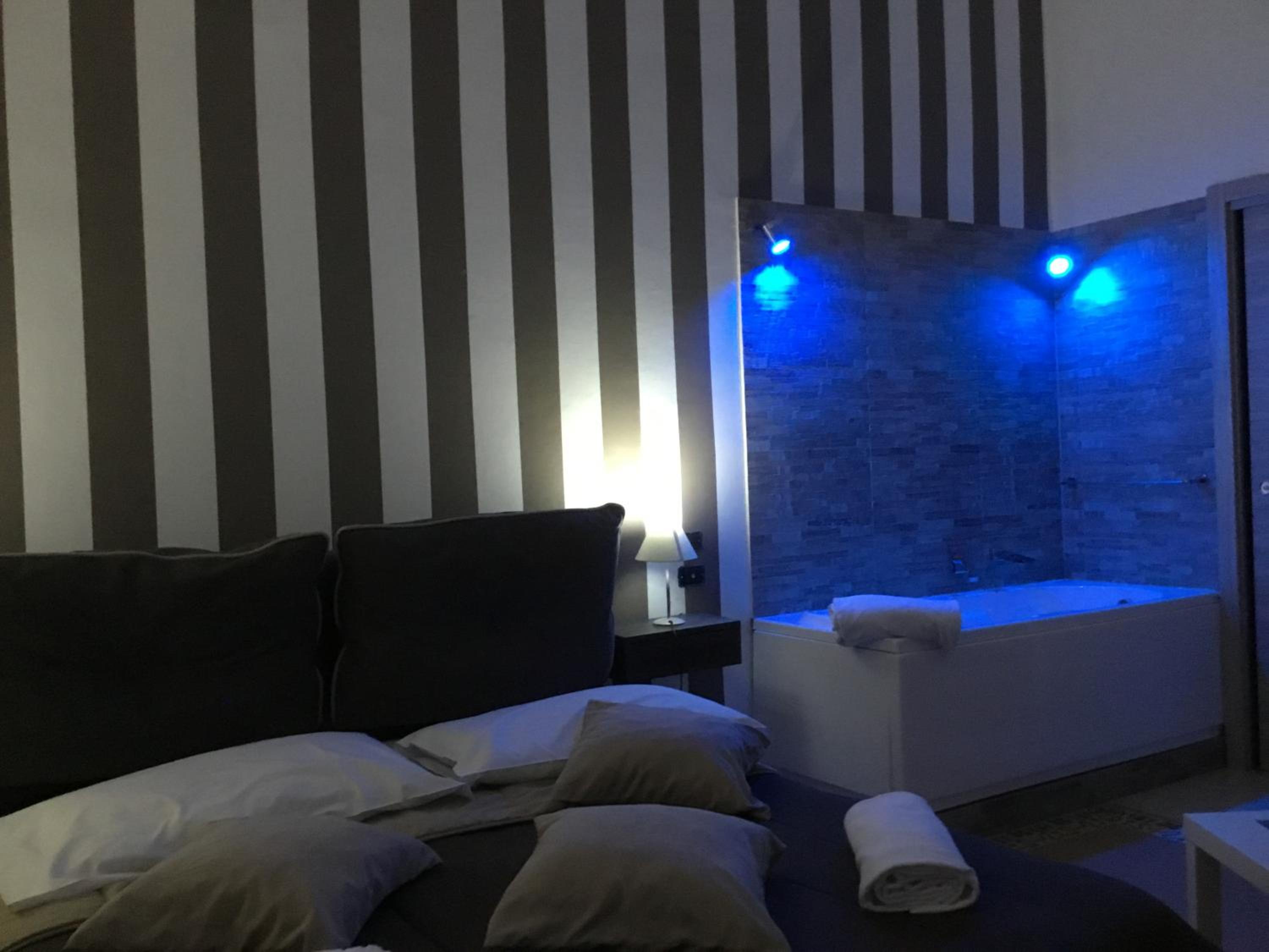 Deluxe Suite with Jacuzzi - Photo 43