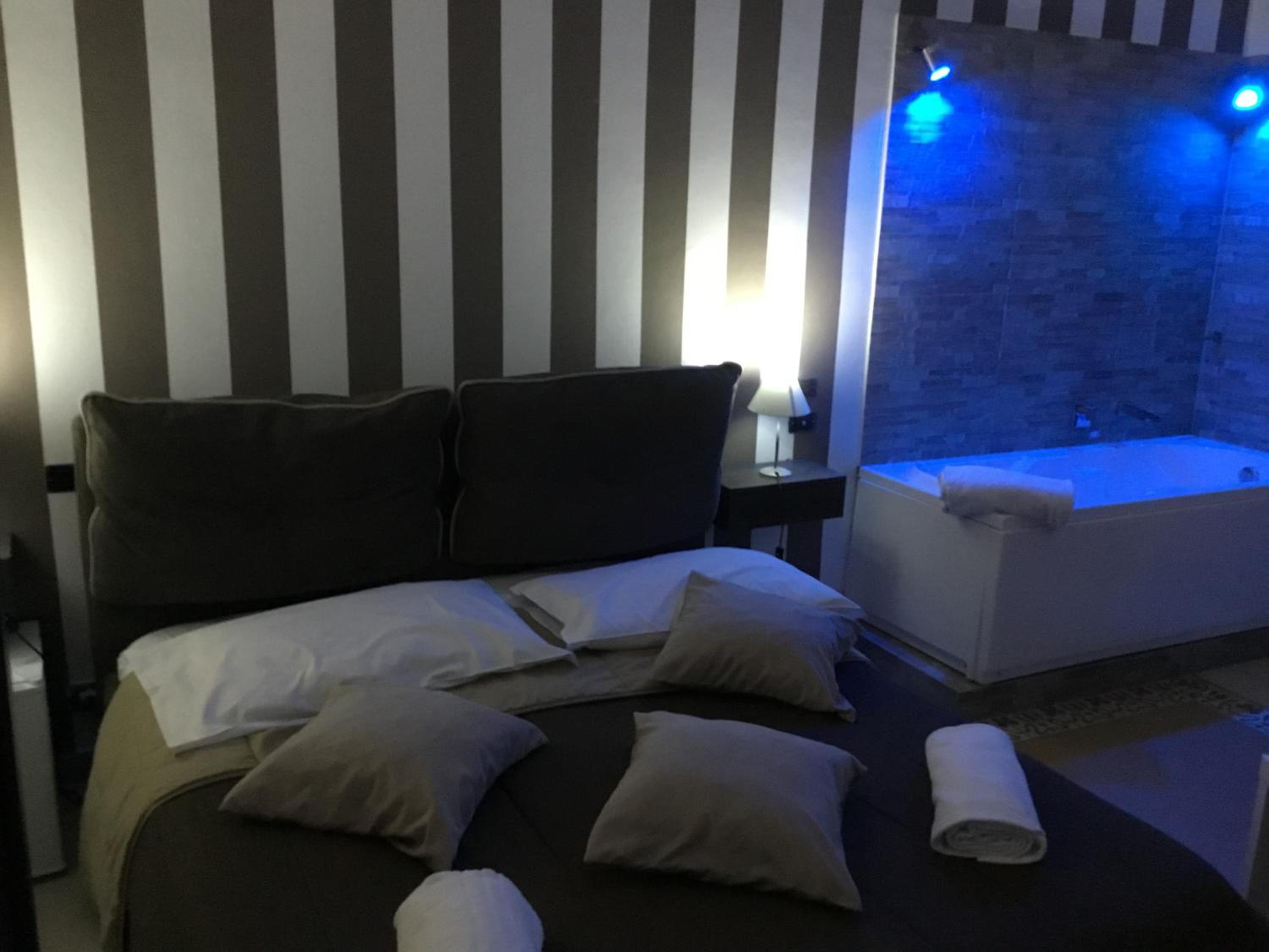 Deluxe Suite with Jacuzzi - Photo 42