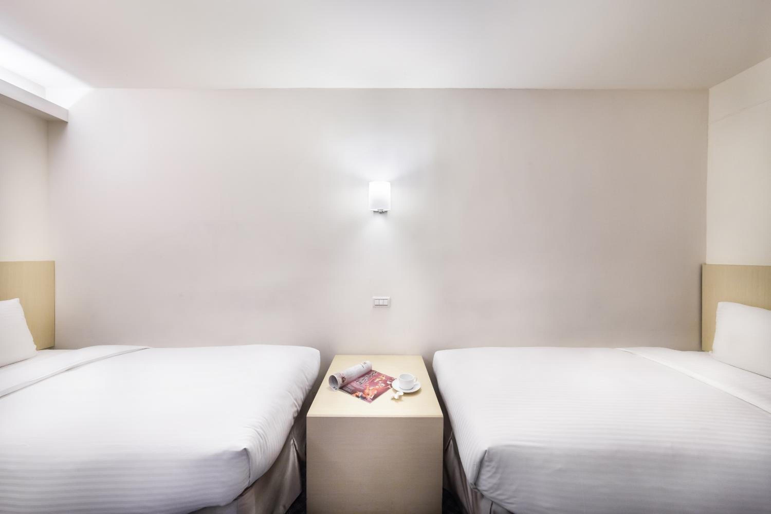 Standard Twin Room with No Window - Photo 3