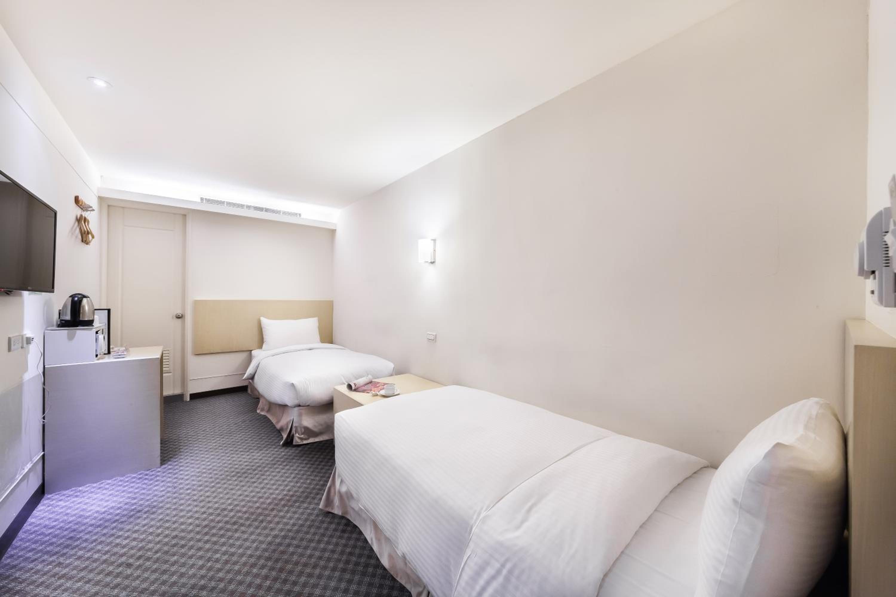 Standard Twin Room with No Window - Photo 4